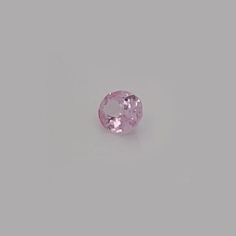 Dieser ovale purpurrosa Saphir von 1,02 Karat mit der GIA-Zertifikatsnummer 2205389632 wurde von unseren Experten aufgrund seines hervorragenden Glanzes ausgewählt. Es ist ungeheizt in seiner ursprünglichen Farbe.

Wir können für diesen seltenen