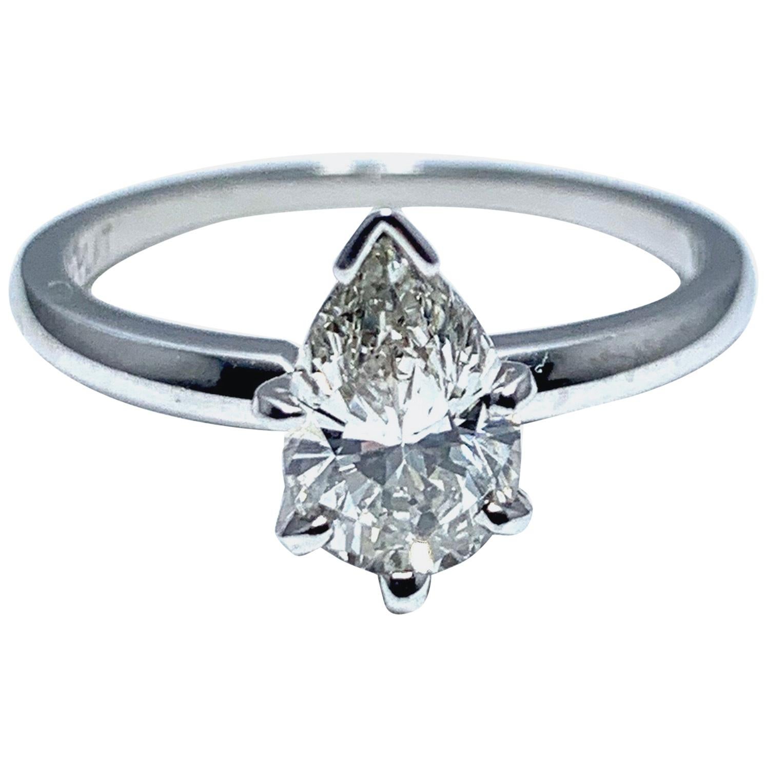 Bague de fiançailles en platine et diamant taille poire brillant de 1,02 carat en vente