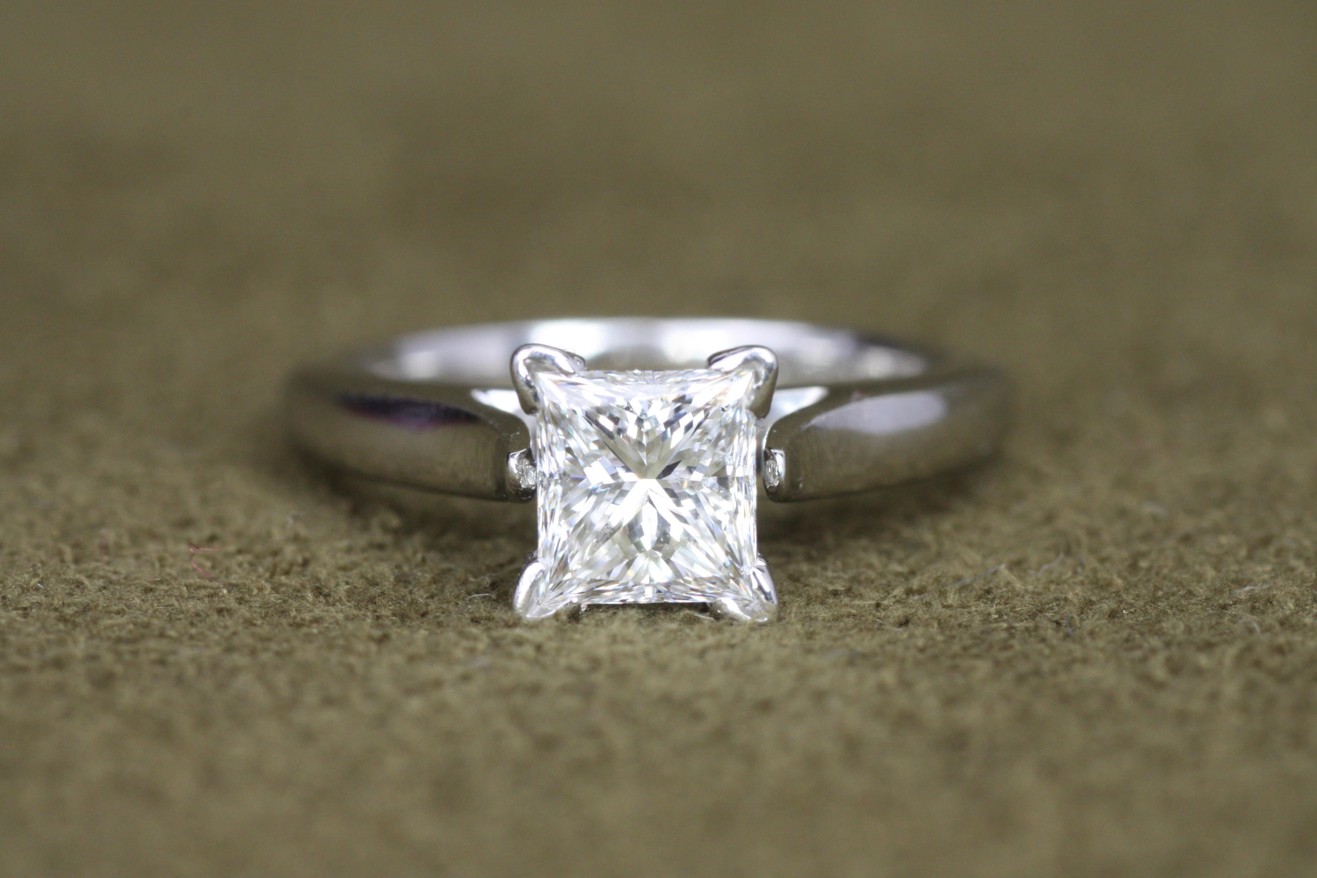 Taille princesse Bague de fiançailles solitaire en platine avec diamant taille princesse de 1,02 carat en vente