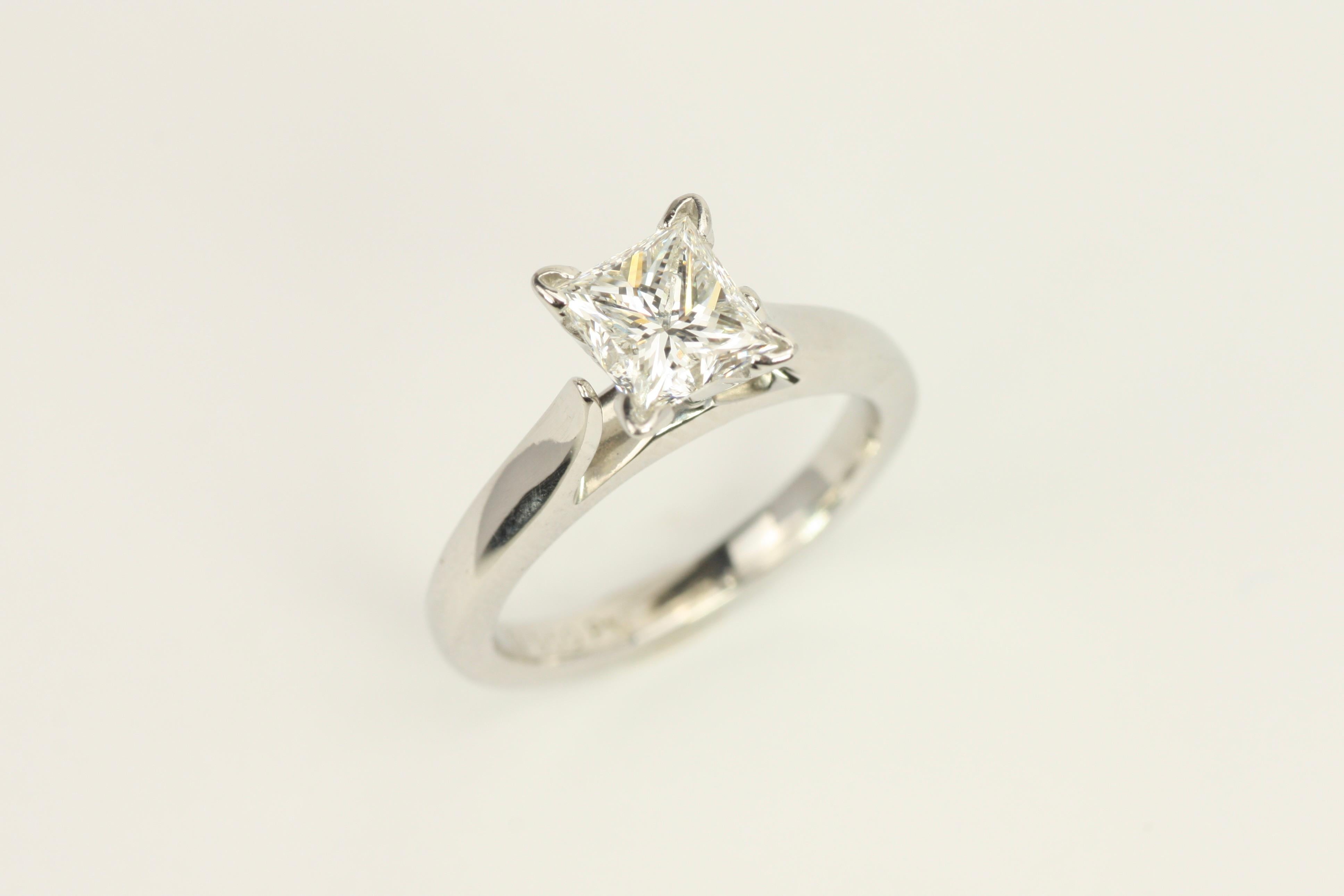 Bague de fiançailles solitaire en platine avec diamant taille princesse de 1,02 carat Pour femmes en vente