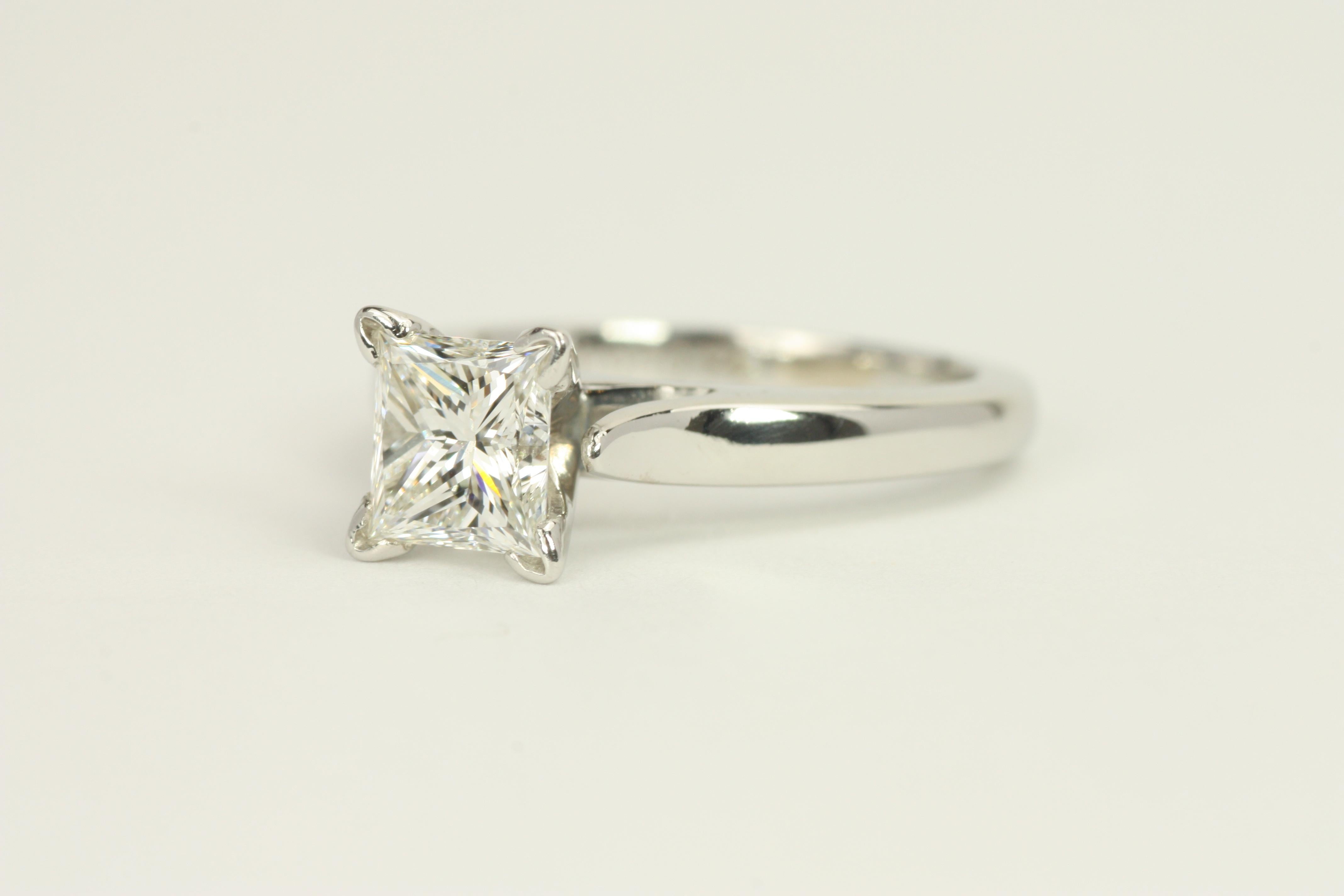Bague de fiançailles solitaire en platine avec diamant taille princesse de 1,02 carat en vente 1