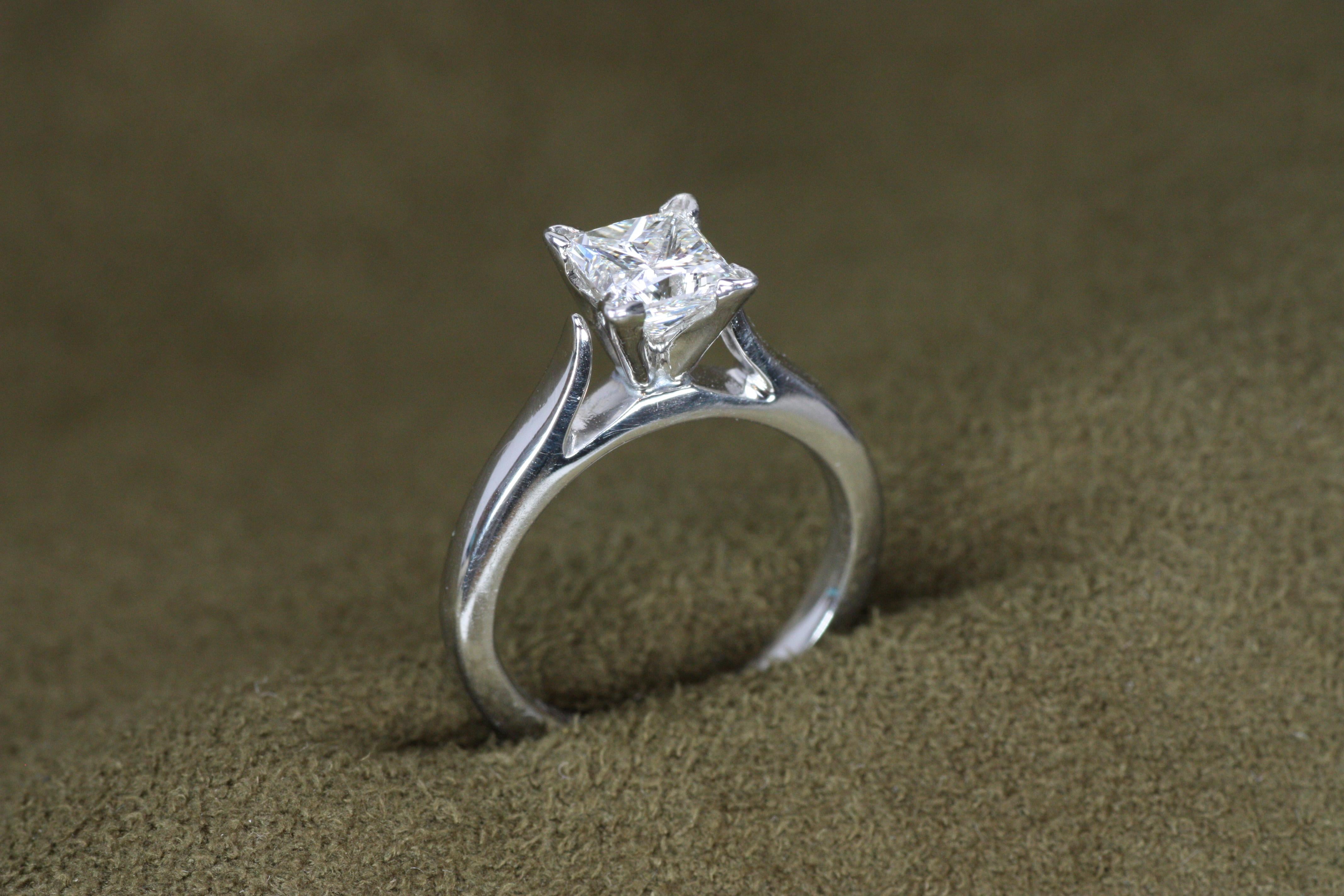 Contemporain Bague de fiançailles solitaire en platine avec diamant taille princesse de 1,02 carat en vente
