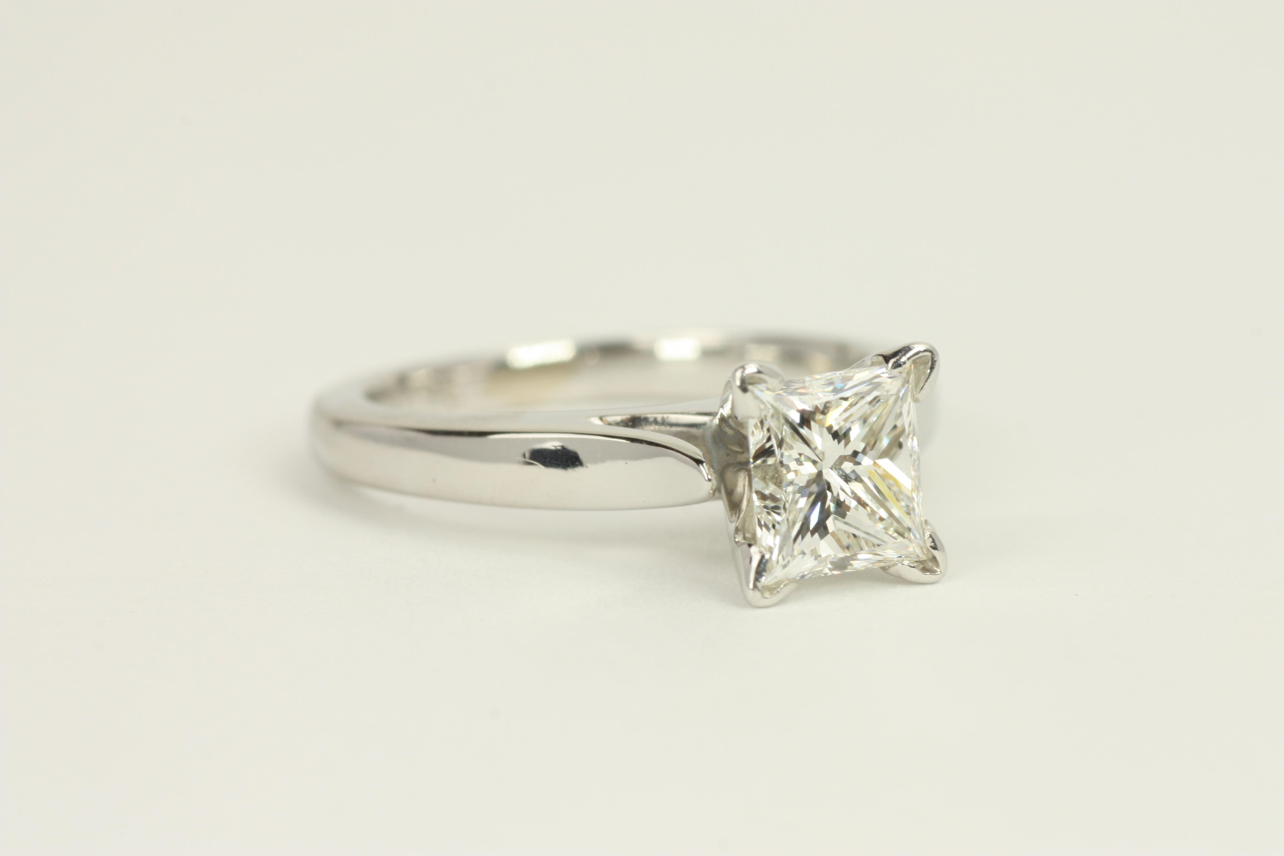 Bague de fiançailles solitaire en platine avec diamant taille princesse de 1,02 carat en vente 2