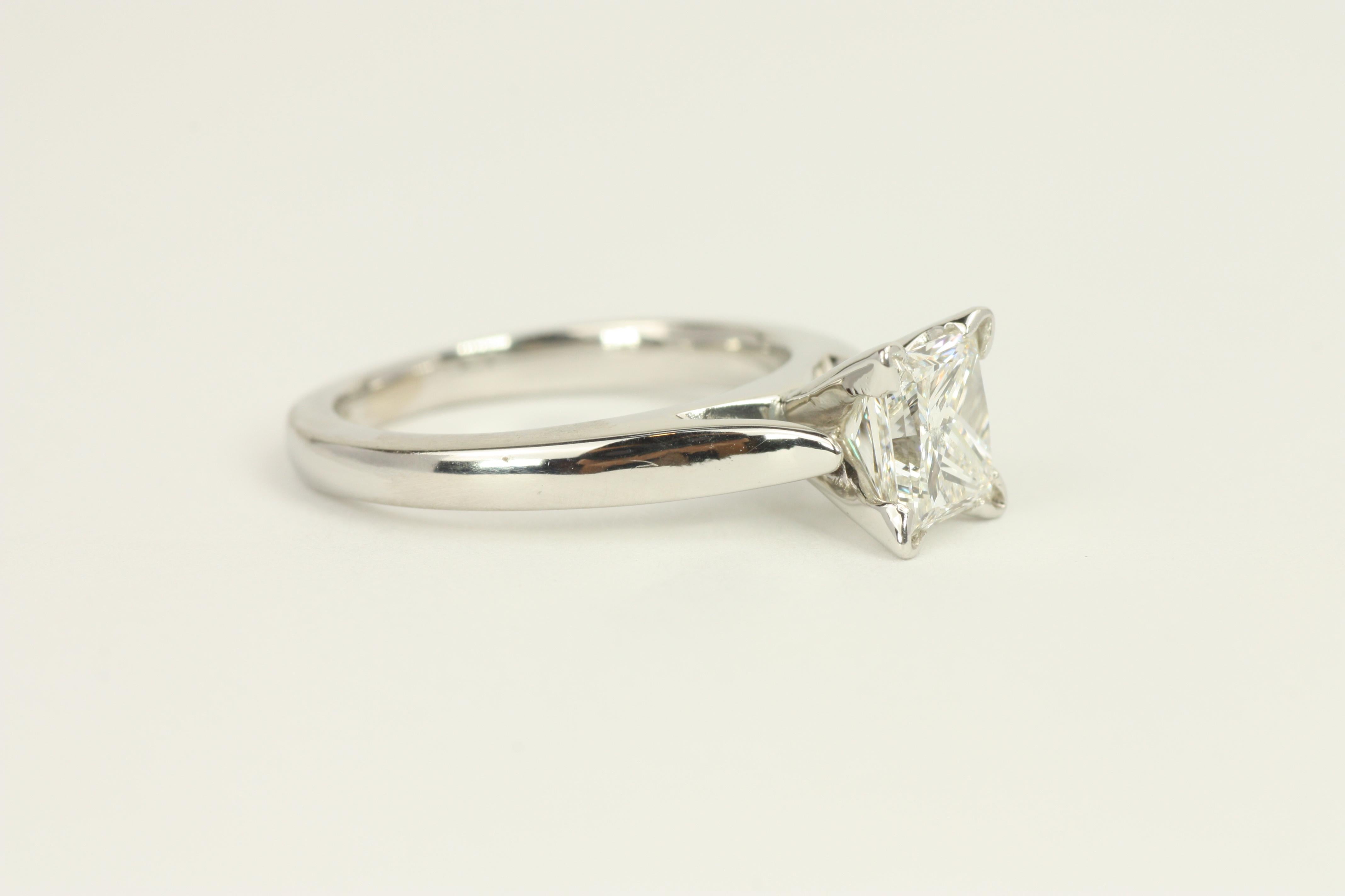 Bague de fiançailles solitaire en platine avec diamant taille princesse de 1,02 carat en vente 3