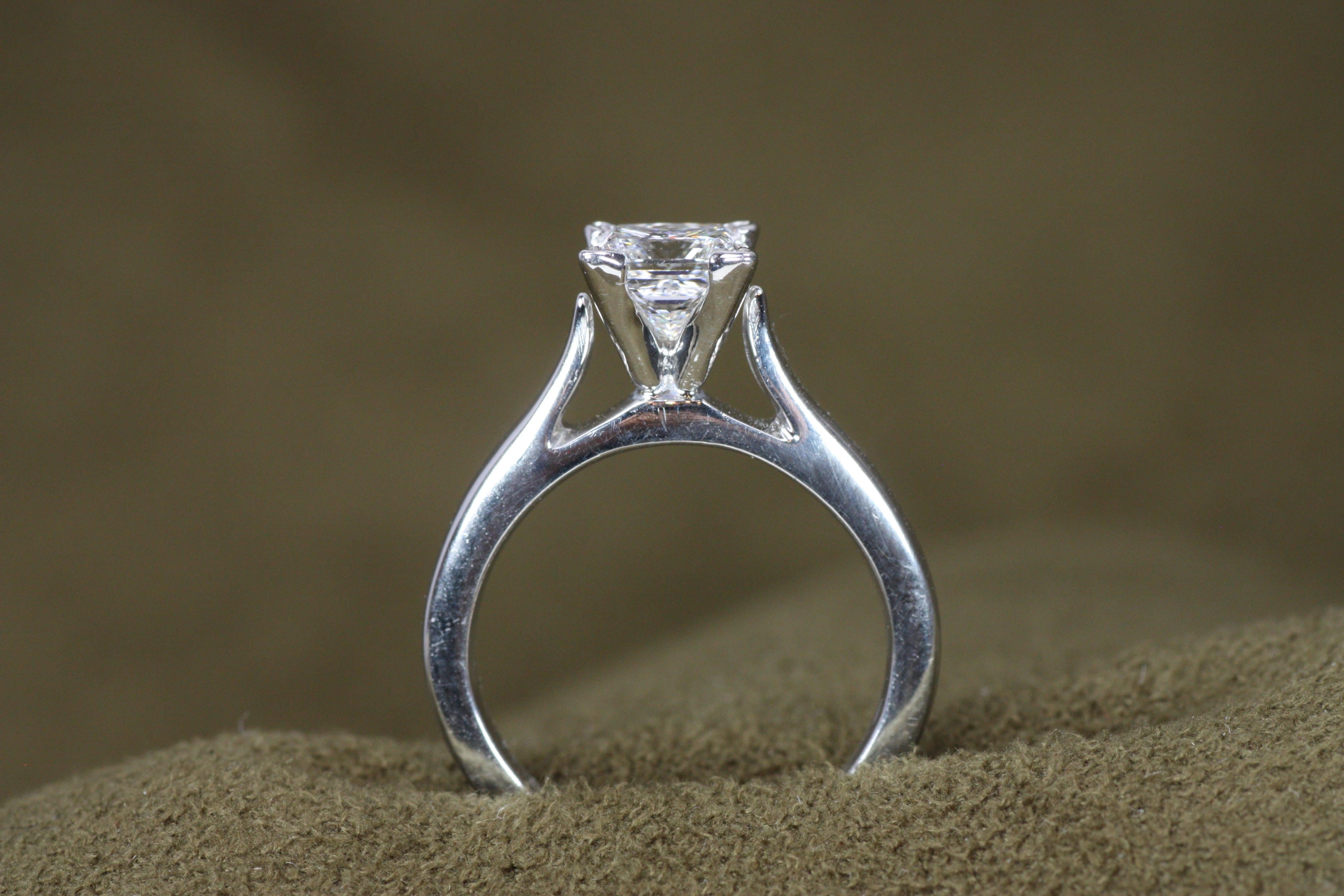 Bague de fiançailles solitaire en platine avec diamant taille princesse de 1,02 carat Excellent état - En vente à Santa Monica, CA