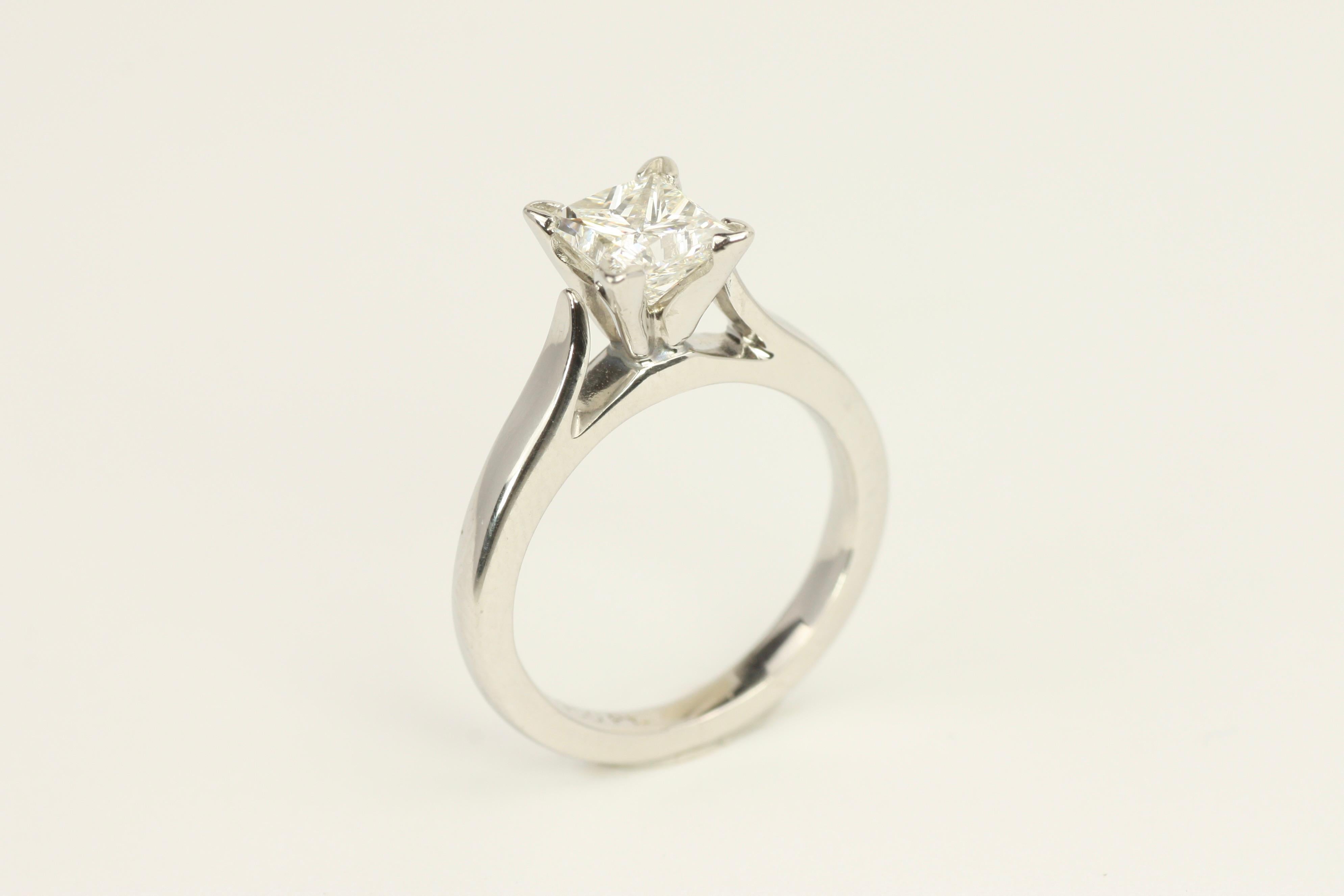 Bague de fiançailles solitaire en platine avec diamant taille princesse de 1,02 carat en vente 5