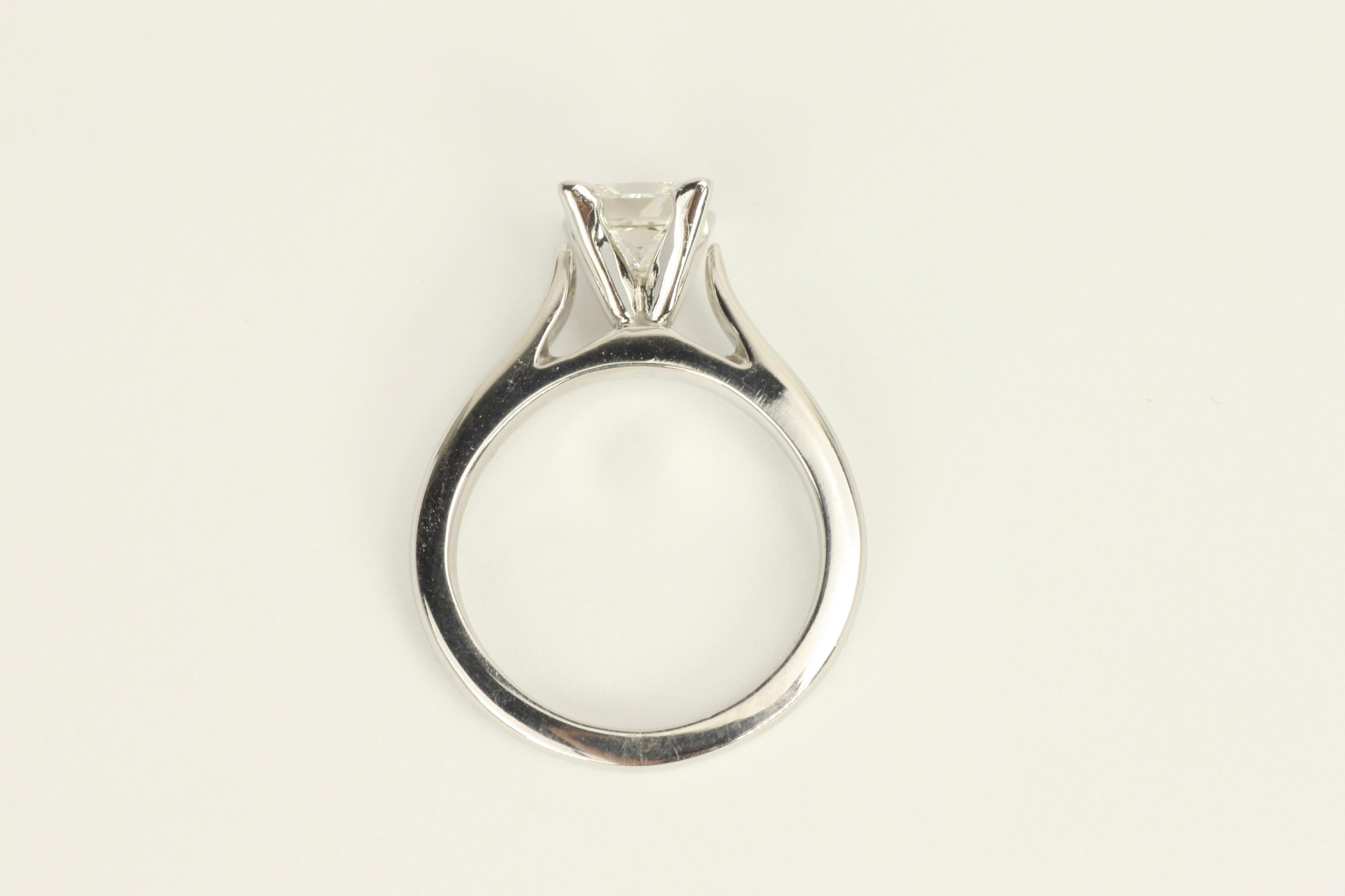 Bague de fiançailles solitaire en platine avec diamant taille princesse de 1,02 carat en vente 7