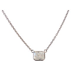 Collier solitaire fait main en or blanc 14 carats avec diamants taille radiant de 1,02 carat