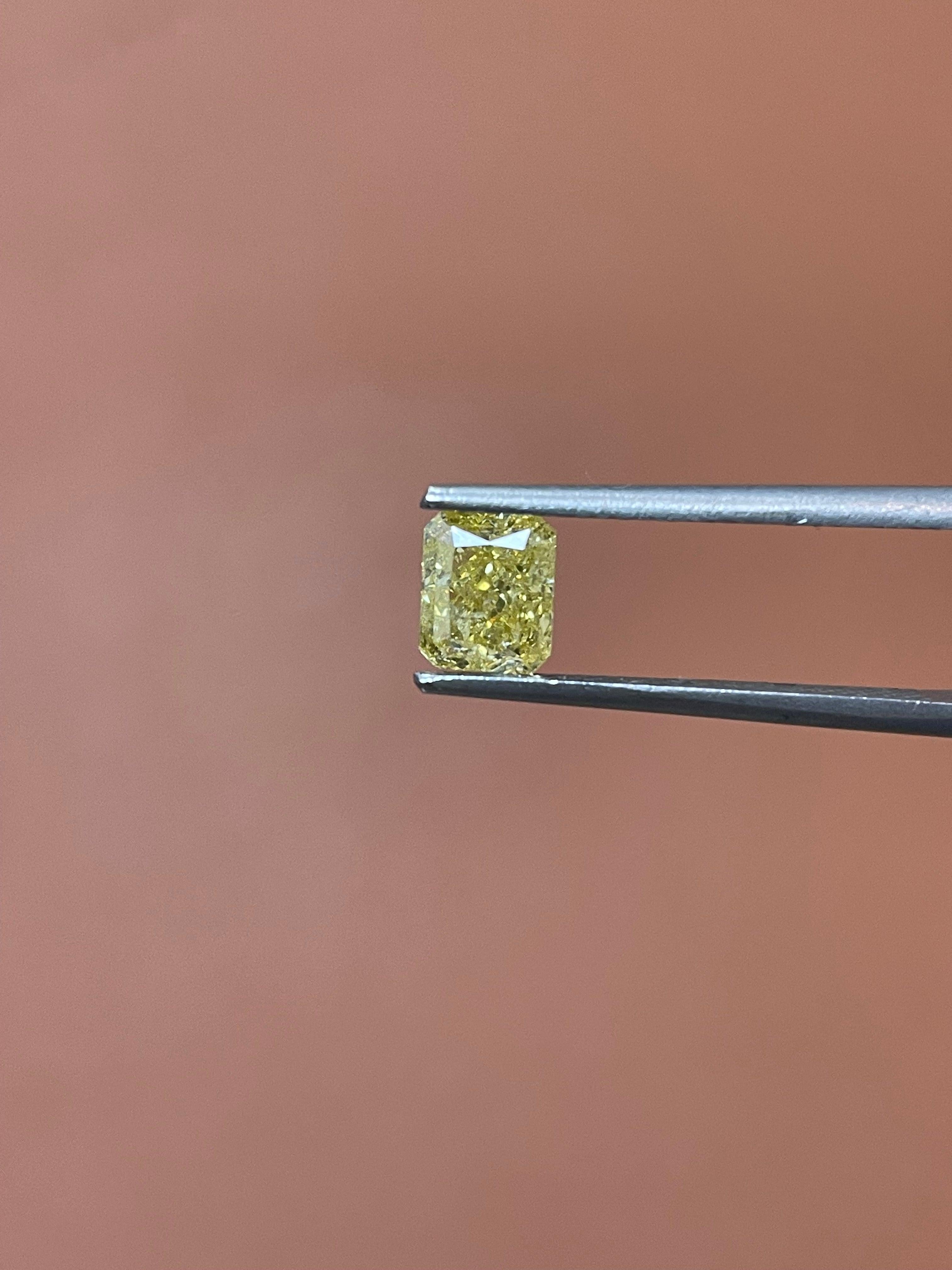 DESCRIZIONE DELL'ARTICOLO
ID #:
NYC56547
Forma della pietra:
BRILLANTE RETTANGOLARE MODIFICATO TAGLIATO 
Peso del diamante:
1,02ct
Colore:
Giallo arancio intenso di fantasia
Tagliare:
Eccellente
Misure:
6.05 x 5.06 x 3.41 mm
Simmetria:
Molto