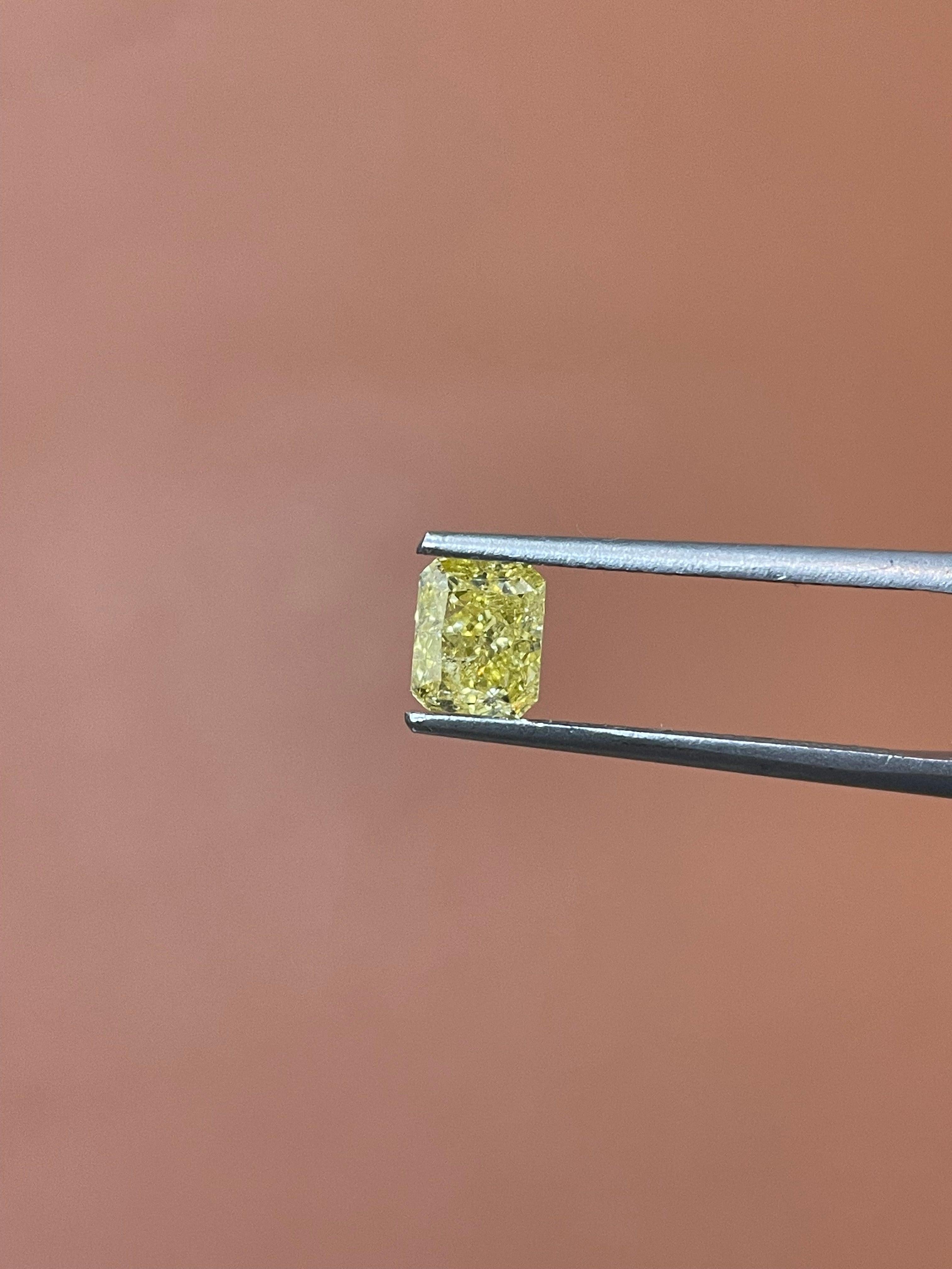Taglio brillante 1,02 Carati Rettangolare Brillante certificato GIA Fancy Intense Orangy Yellow Diamo in vendita