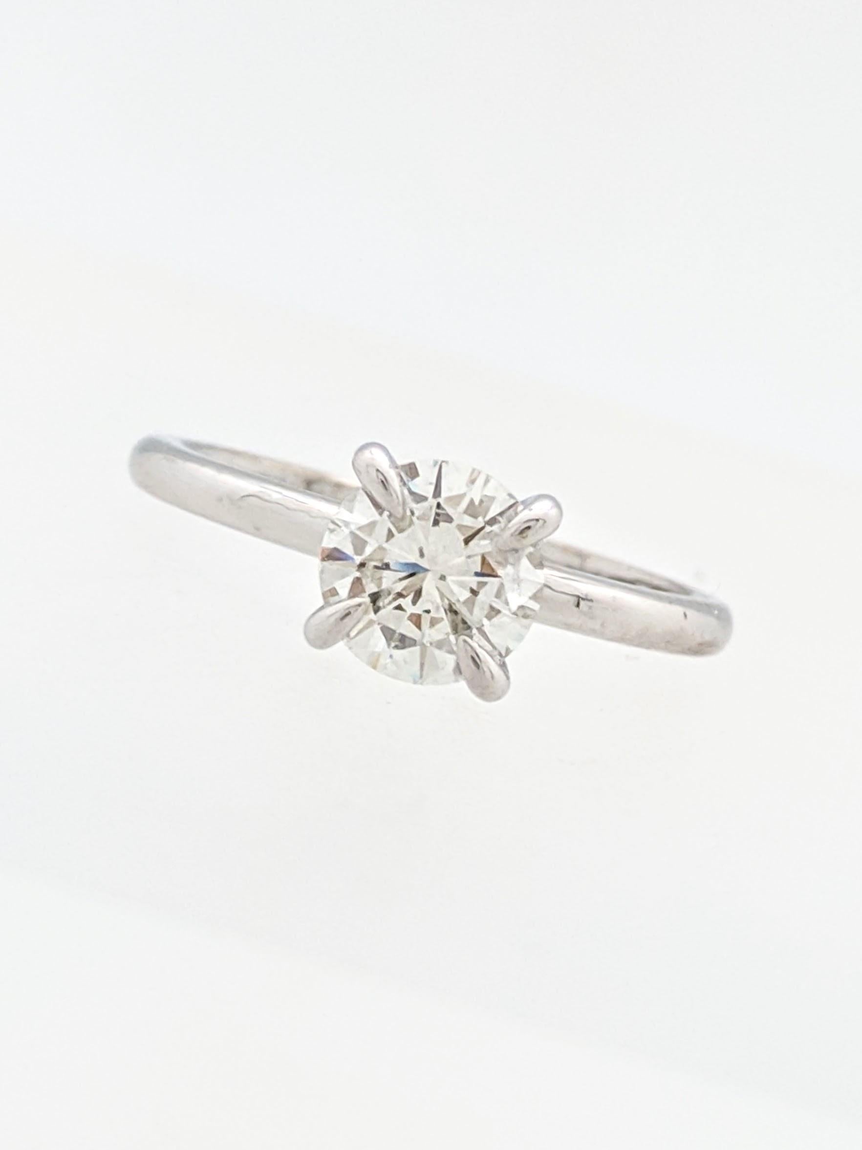 Contemporary 1.02 Carat Round Brilliant Cut Natural Diamond Ring GIA Certified SI1/J For Sale