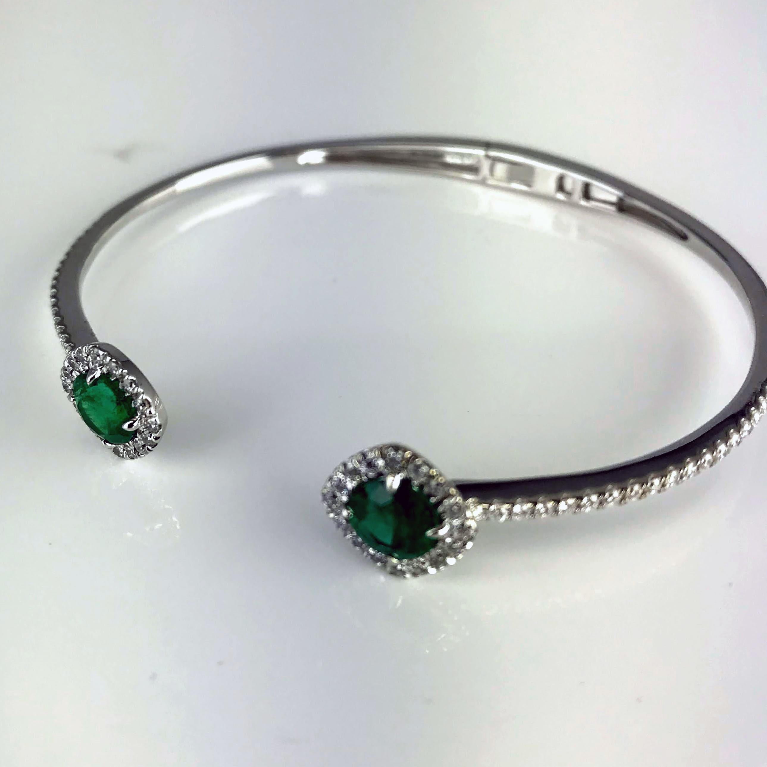Round Cut 1.02 Carat Round Emerald and Natural Diamond Bangle in 14k White Gold ref189 For Sale