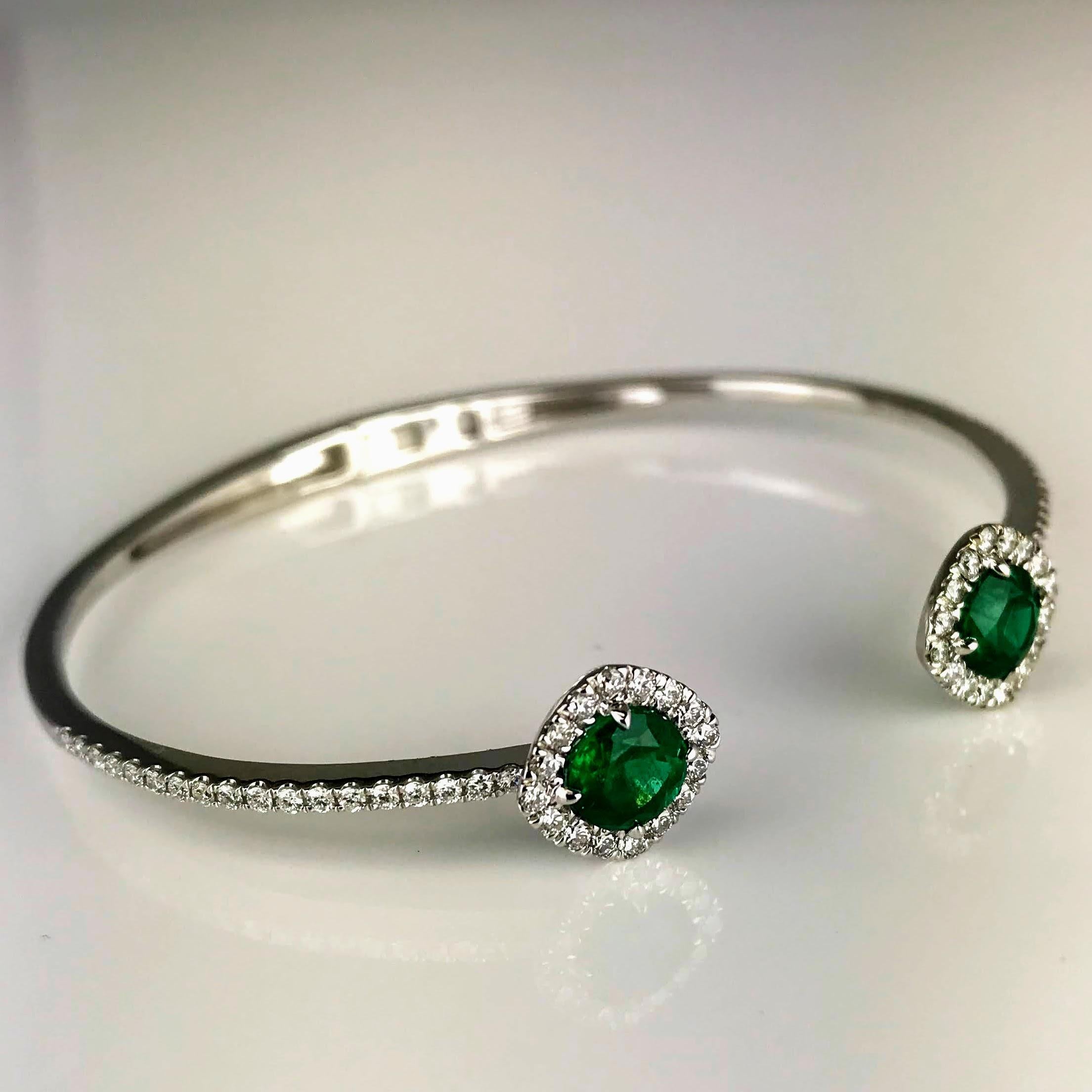 1.02 Carat Round Emerald and Natural Diamond Bangle in 14k White Gold ref189 In New Condition For Sale In New York, NY