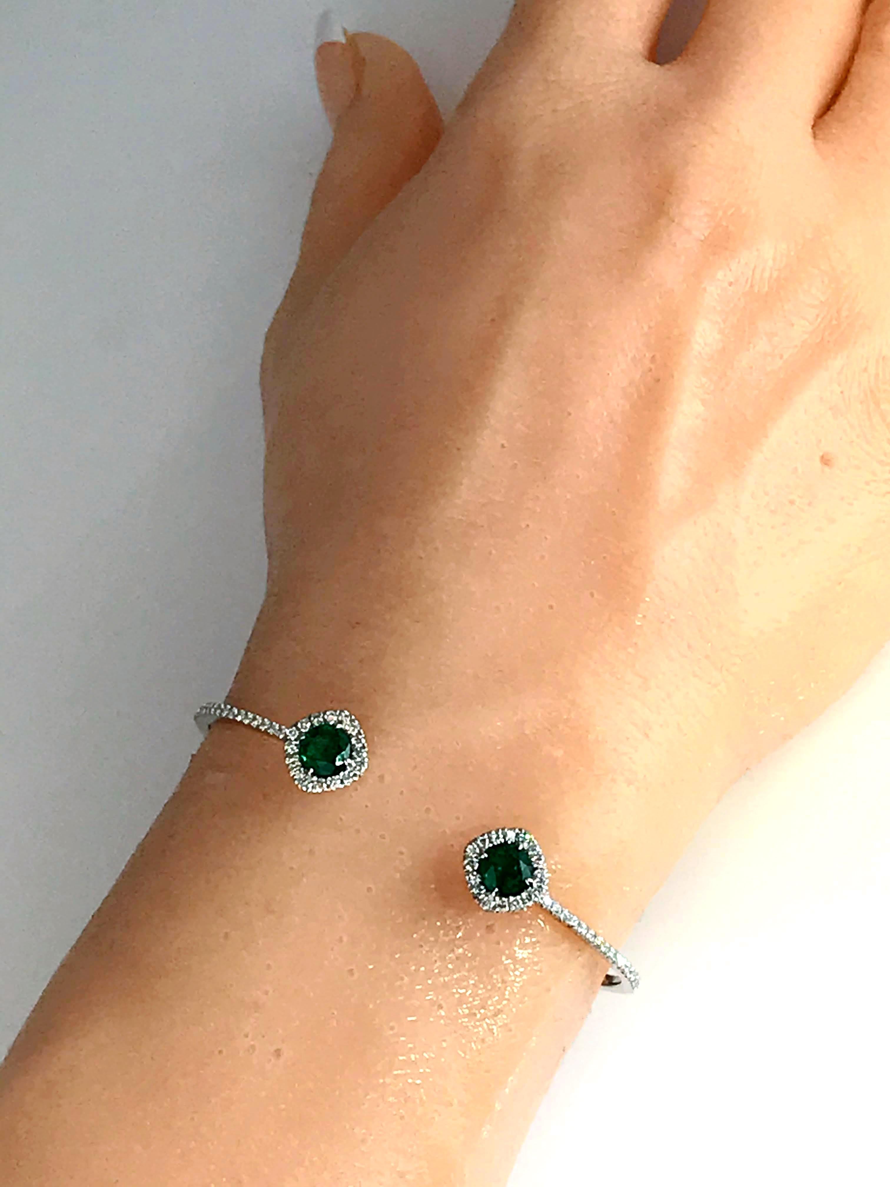 1.02 Carat Round Emerald and Natural Diamond Bangle in 14k White Gold ref189 For Sale 1