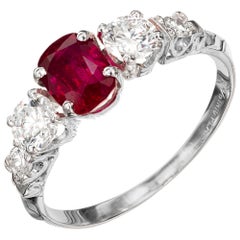 Anillo de compromiso de tres piedras en platino con diamante rubí de 1,02 quilates