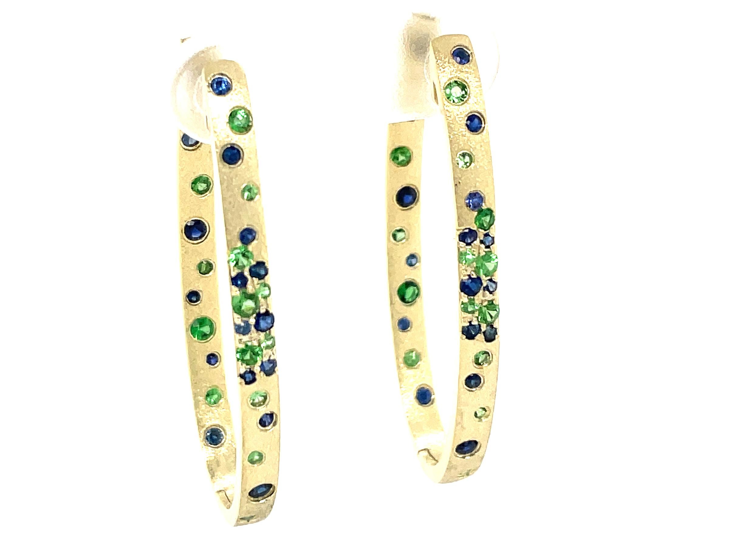 Taglio rotondo Orecchini in oro verde con zaffiro e tsavorite da 1,02 carati con incastonatura a filo e cerchio ovale in vendita