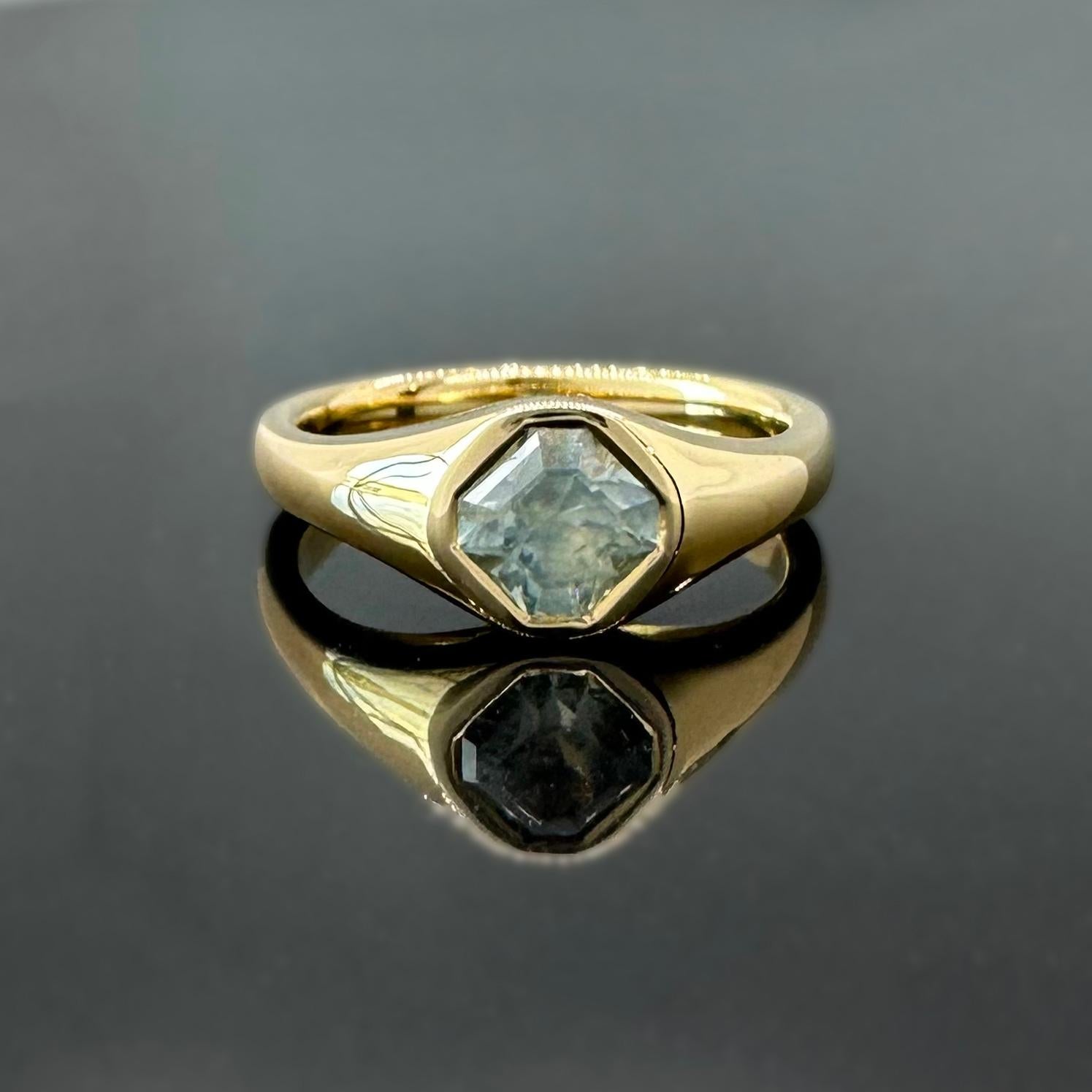 1.02 carat unheated octagonal cut Montana sapphire and 18k yellow gold ring For Sale 1
