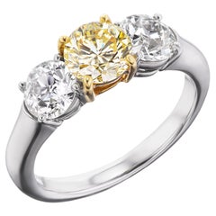 Bague à trois pierres diamant jaune de 1,02 carat