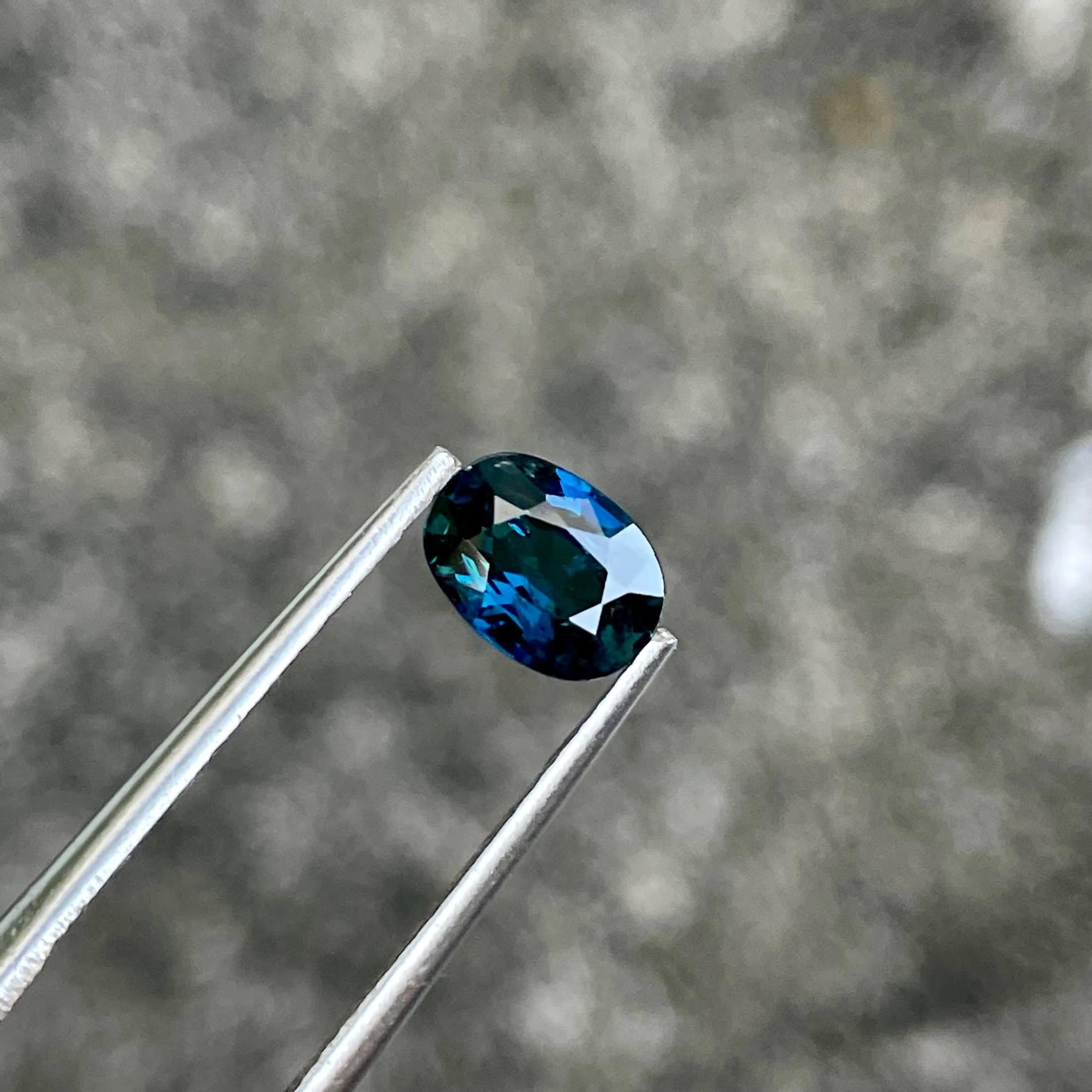 Poids 1,02 carats 
Dimensions 7.1x5.2x3.1 mm
Traitement chauffé 
Origine Madagascar 
Clarity SI
Forme ovale 
Taillé à facettes 



Ce superbe saphir bleu sarcelle de 1.02 carat provenant de Madagascar présente une teinte unique et captivante, mêlant