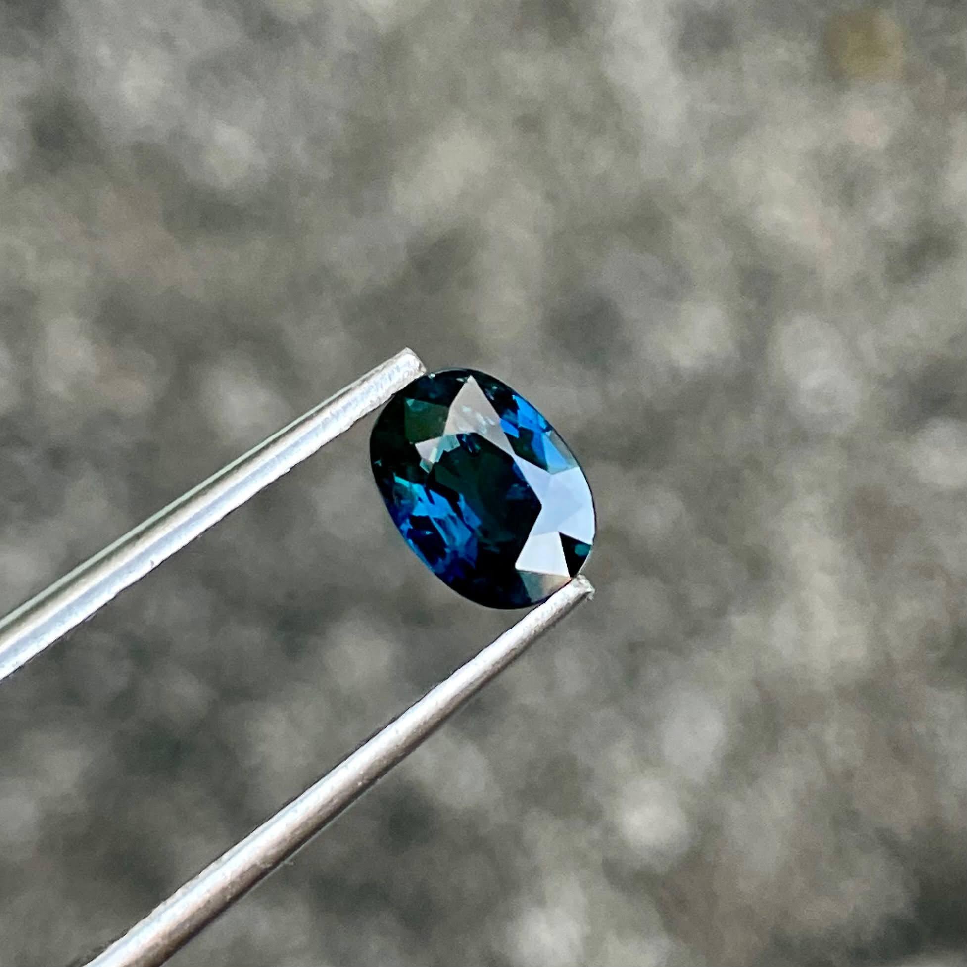 Moderne Pierre précieuse de Madagascar, saphir bleu sarcelle taille ovale 1,02 carat en vente