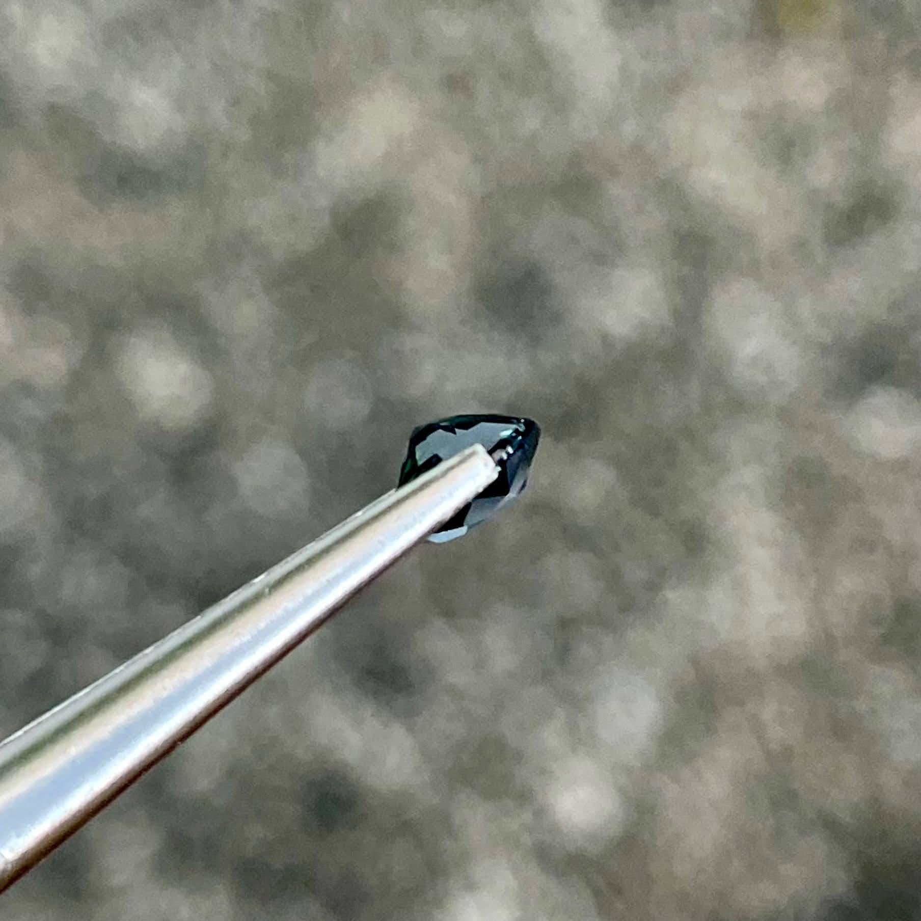 Pierre précieuse de Madagascar, saphir bleu sarcelle taille ovale 1,02 carat Neuf - En vente à Bangkok, TH