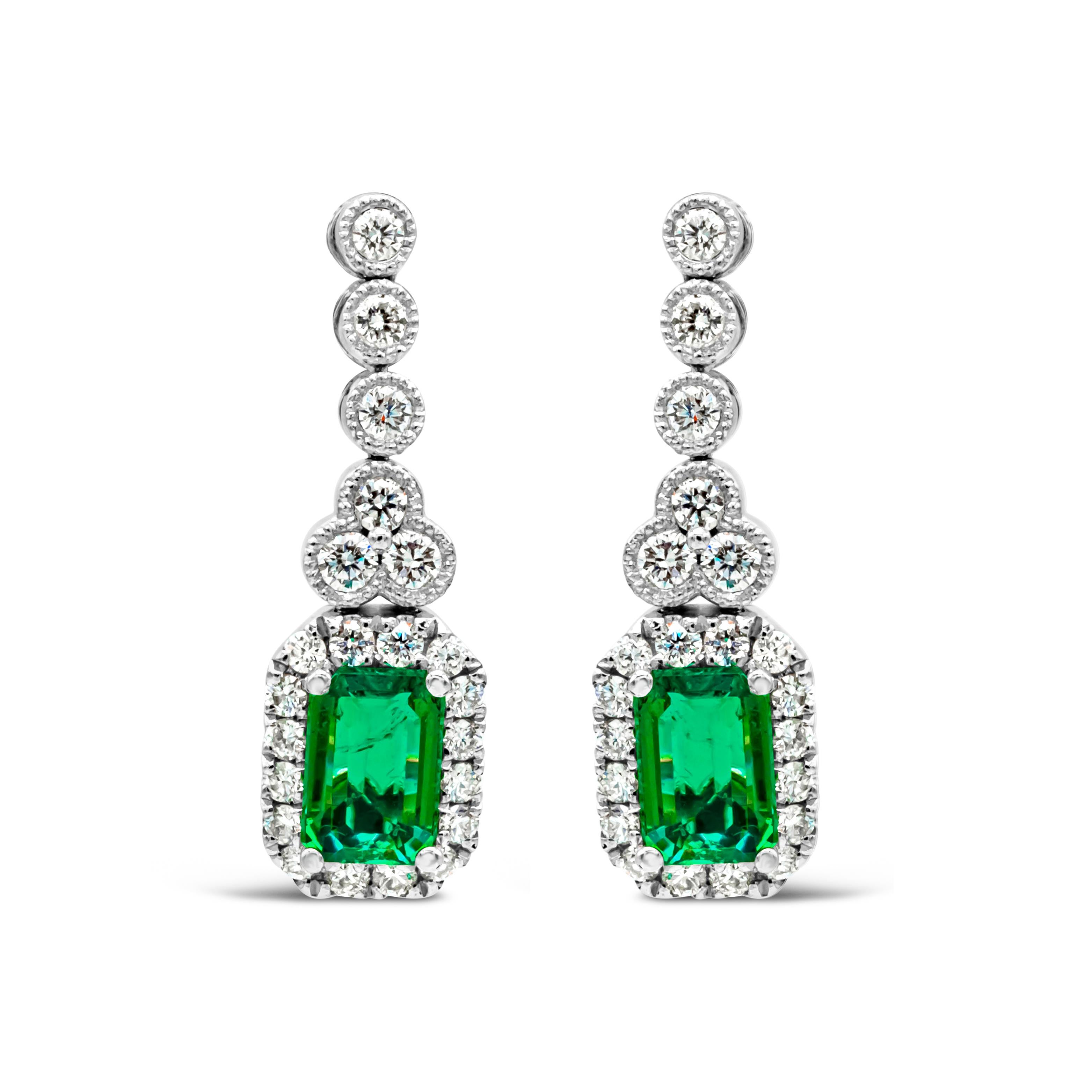 Entrambi gli orecchini presentano un finissimo smeraldo verde di 1,02 carati in totale, incastonato in una classica montatura a quattro punte. Circondato da un'unica fila di diamanti tondi brillanti e sospeso su un castone con diamanti tondi