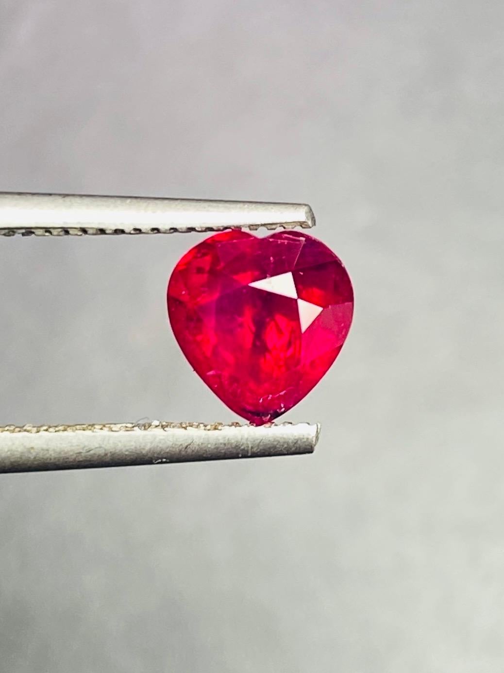 Taille cœur 1.02 Ct AIGS Certificate Burma Ruby Unheated Pigeon Blood color (couleur sang de pigeon) en vente