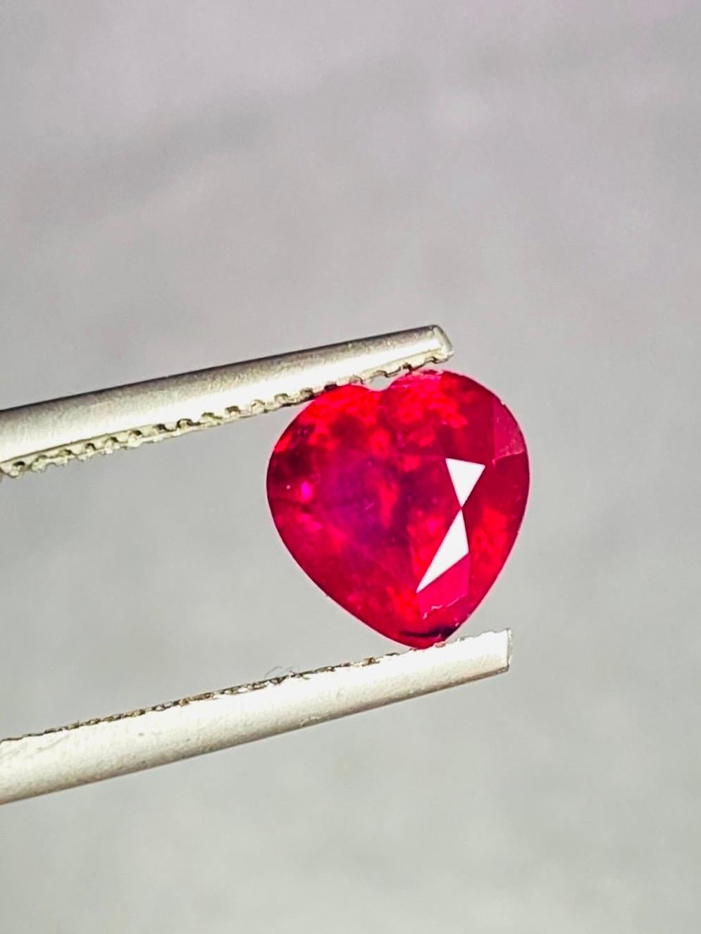 1.02 Ct AIGS Certificate Burma Ruby Unheated Pigeon Blood color (couleur sang de pigeon) en vente 1