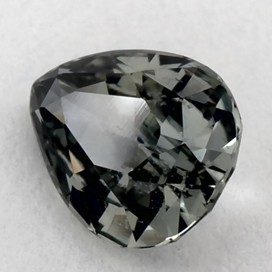 Ce saphir vert naturel offre élégance et sophistication. Avec sa riche saturation de couleurs et sa coupe précise, il constitue la pièce maîtresse parfaite pour une bague de fiançailles ou une conception de bijoux de luxe.

Ce saphir provient du Sri