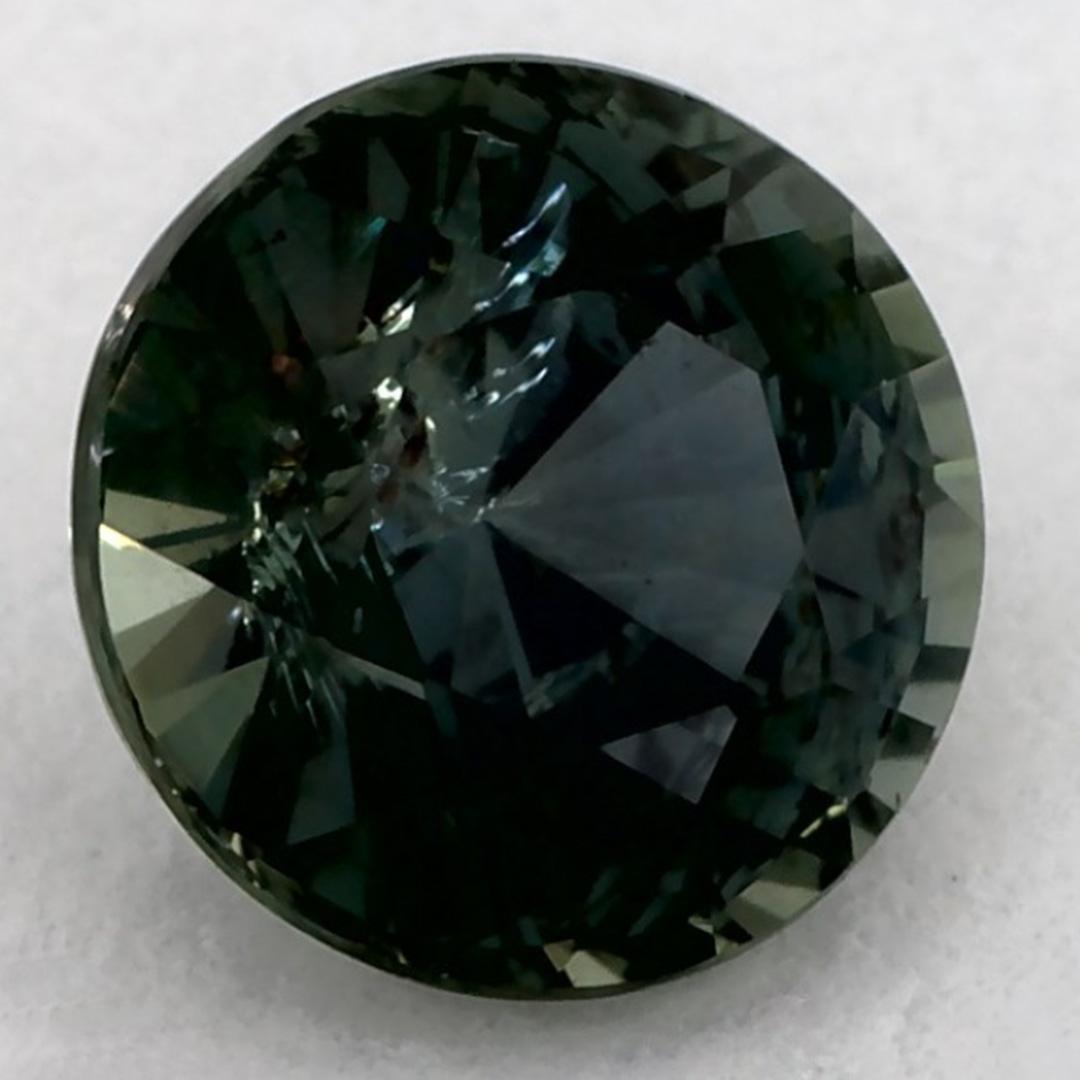 Questo zaffiro verde naturale offre eleganza e raffinatezza. Con la sua ricca saturazione del colore e il taglio preciso, è il centro perfetto per un anello di fidanzamento o un design di gioielli di lusso.

Questo zaffiro proviene dallo Sri Lanka