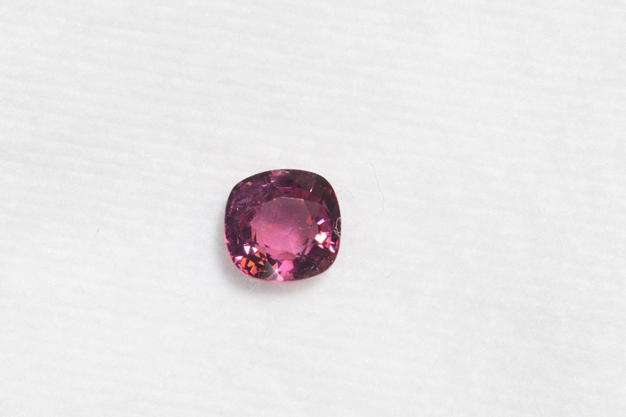 Hochwertiger Edelstein.
Wir bieten auch personalisierte Schmuckdesigns Made in Italy mit diesem Edelstein an.

- • Abmessungen: 6,1 x 5,9 x 3,5 mm
- • Karatgewicht insgesamt: 1,02 Karat
- • Schnitt: Kissen Gemischt

Wir bieten ein kostenloses