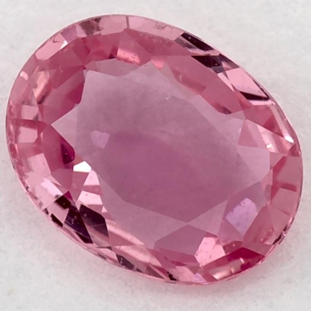 Questo zaffiro rosa naturale offre eleganza e raffinatezza. Con la sua ricca saturazione del colore e il taglio preciso, è il centro perfetto per un anello di fidanzamento o un design di gioielli di lusso.

Questo zaffiro proviene dallo Sri Lanka