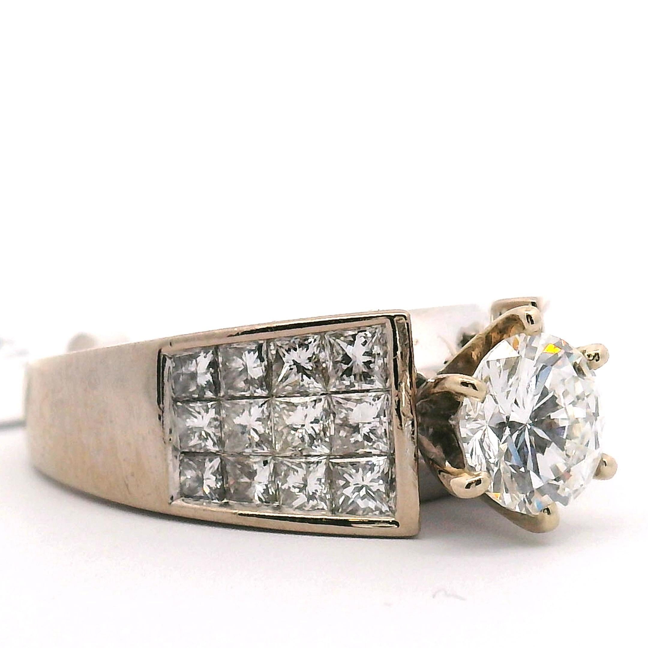 Anello di fidanzamento con diamante da donna con pietra centrale rotonda taglio brillante da 1,02 carati, impreziosita da pietre laterali incastonate ad illusione taglio principessa. Bellissima montatura larga in oro bianco. Consisting of 

Un