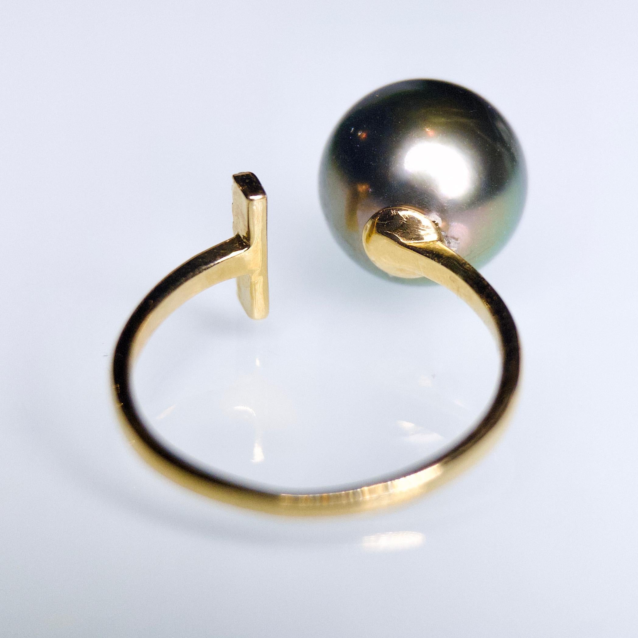 Contemporary Green Colour Black Tone Tahitian Pearl and Diamond Ring in 18k Gold