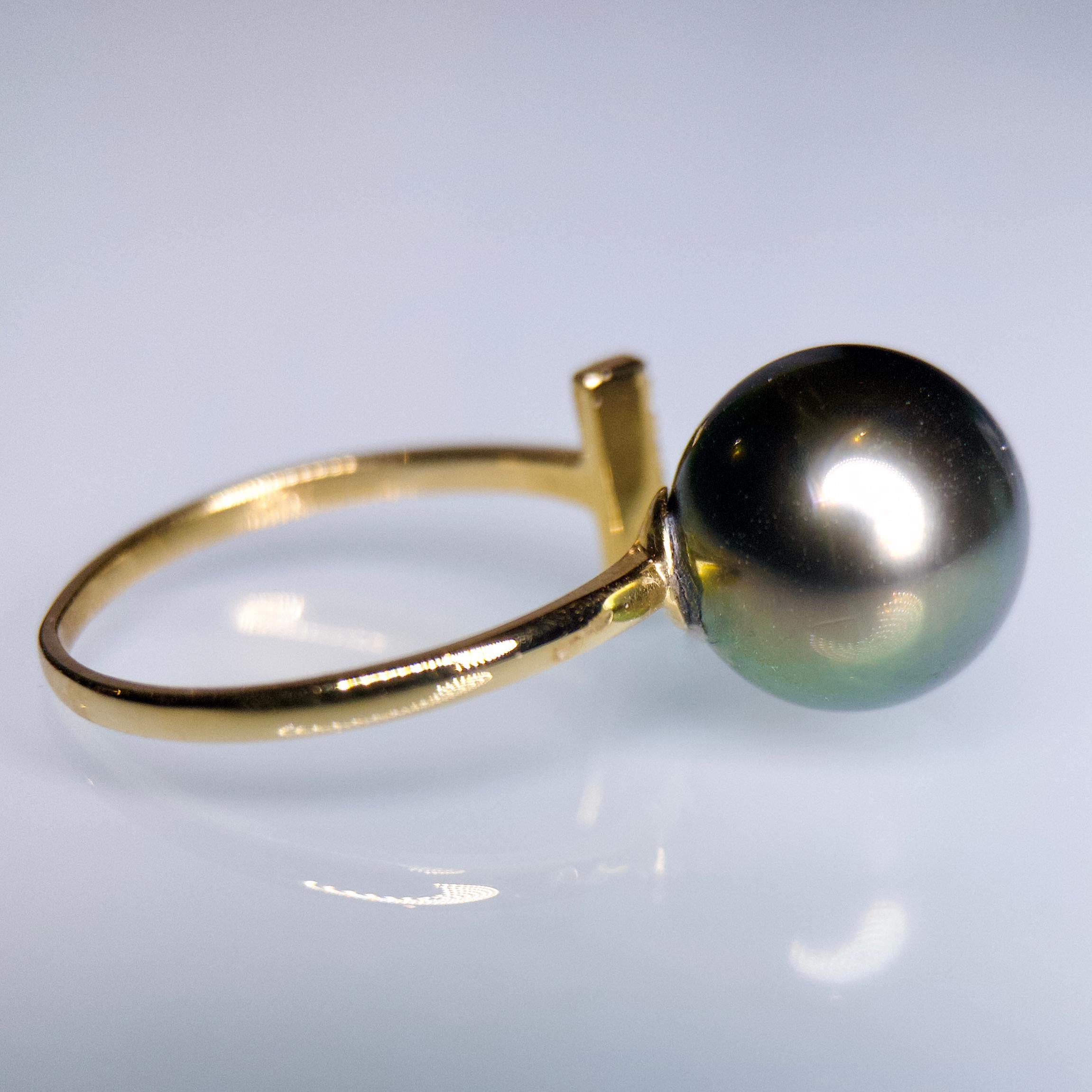 Green Colour Black Tone Tahitian Pearl and Diamond Ring in 18k Gold In New Condition In Melbourne, AU