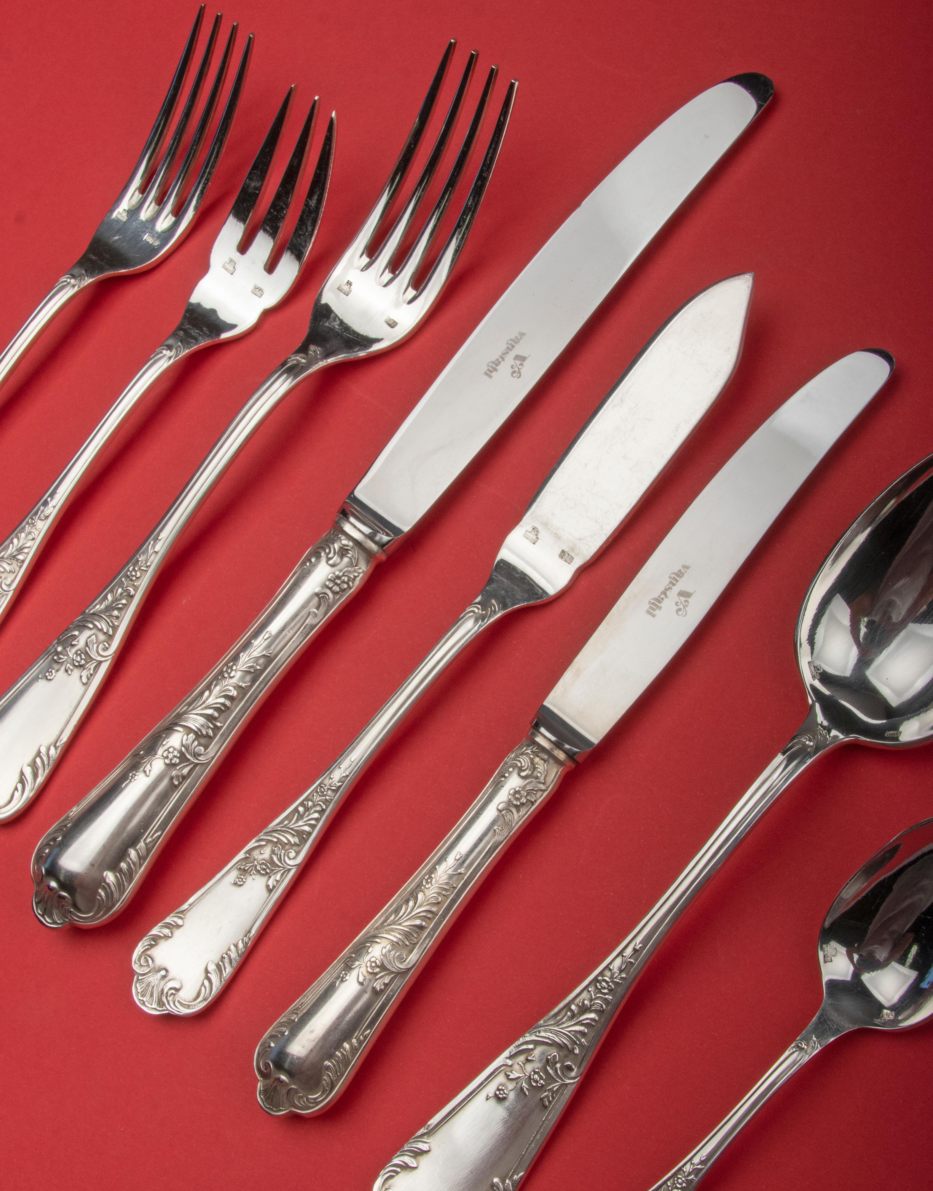 102-Piece Silver-Plated Flatware Set Made by Vanstahl Louis XV-Style In Good Condition In Casteren, Noord-Brabant