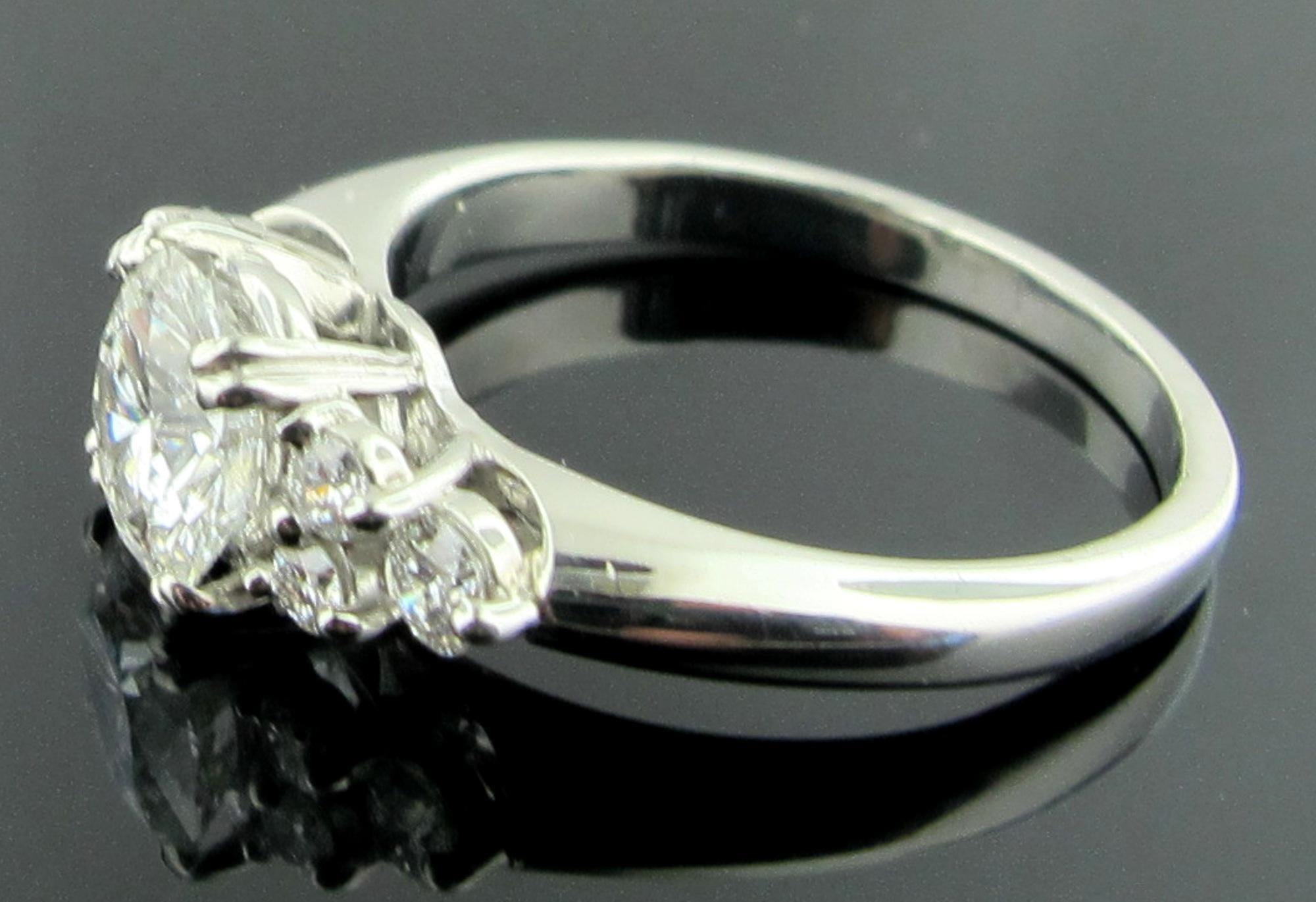 1.02 Round Brilliant Cut Center Diamond Ring Set in Platinum In Excellent Condition For Sale In Palm Desert, CA