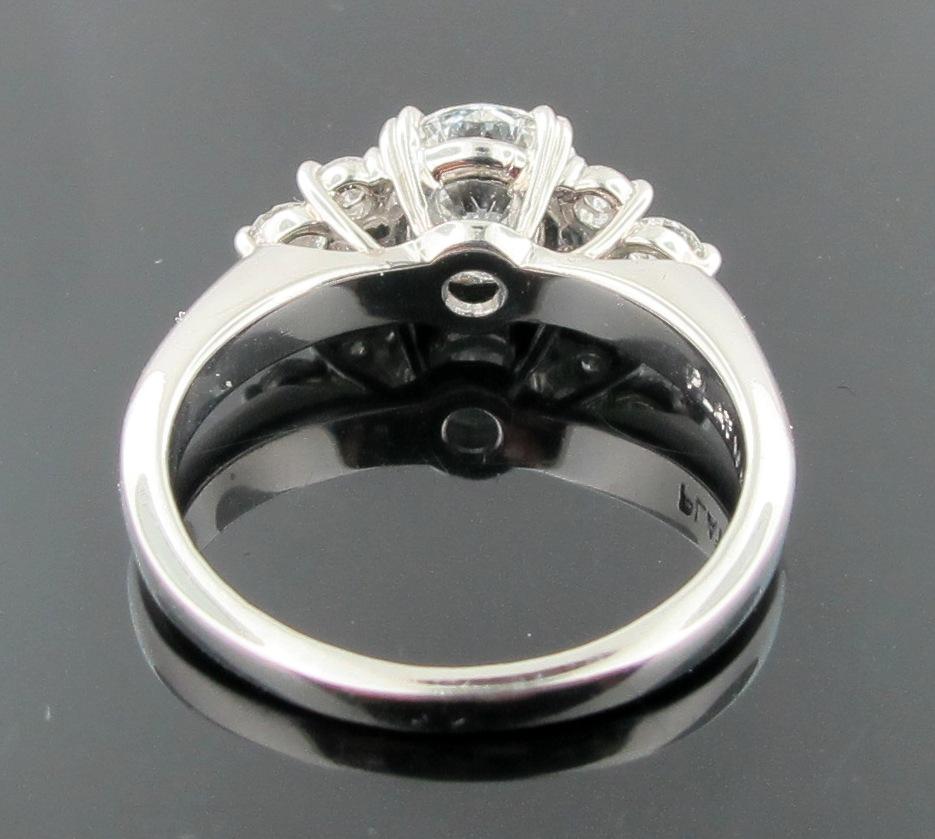 1.02 Round Brilliant Cut Center Diamond Ring Set in Platinum For Sale 2