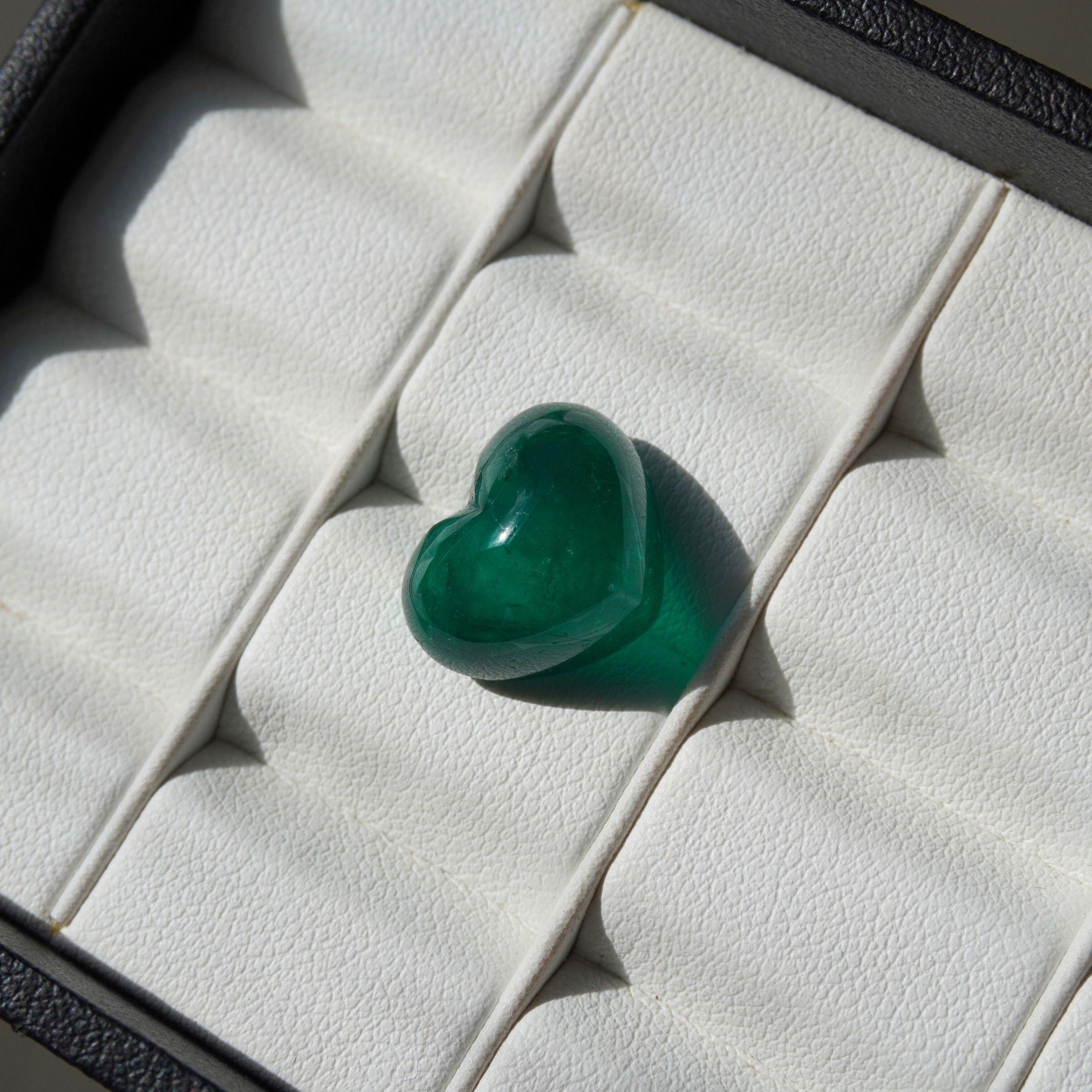 10,20 Karat Natürlicher Smaragd Herz Cabochon Sugarloaf Unique Cut Loser Edelstein (Kunsthandwerker*in) im Angebot