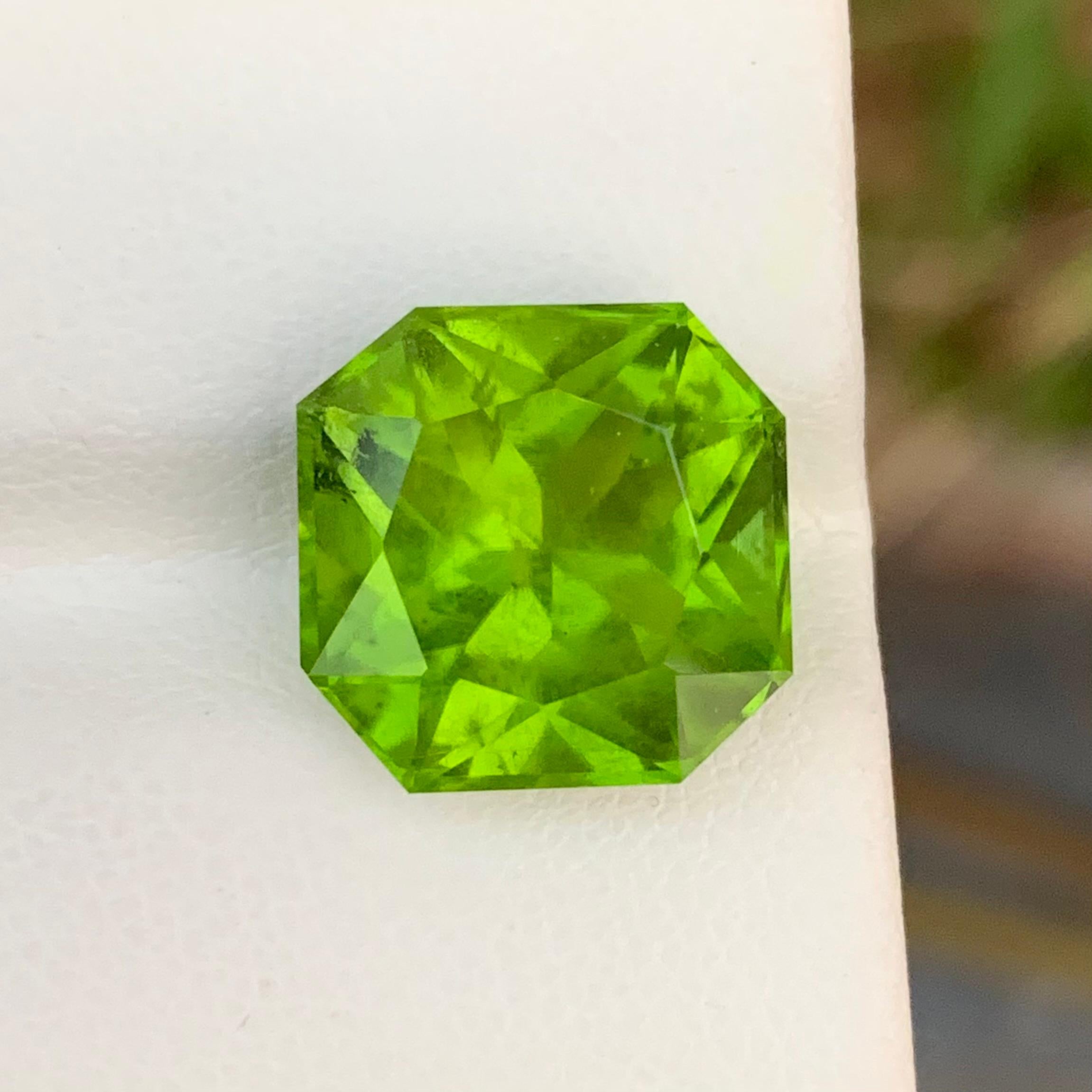 Loser Peridot 
Gewicht: 10,20 Karat 
Abmessung: 12.7x12.6x8.4 Mm
Herkunft: Pakistan 
Form: Achteck
Farbe: Grün
Behandlung: Nicht
Der pakistanische Peridot ist eine atemberaubende Varietät des grünen Edelsteins Peridot, der für seine bemerkenswerte