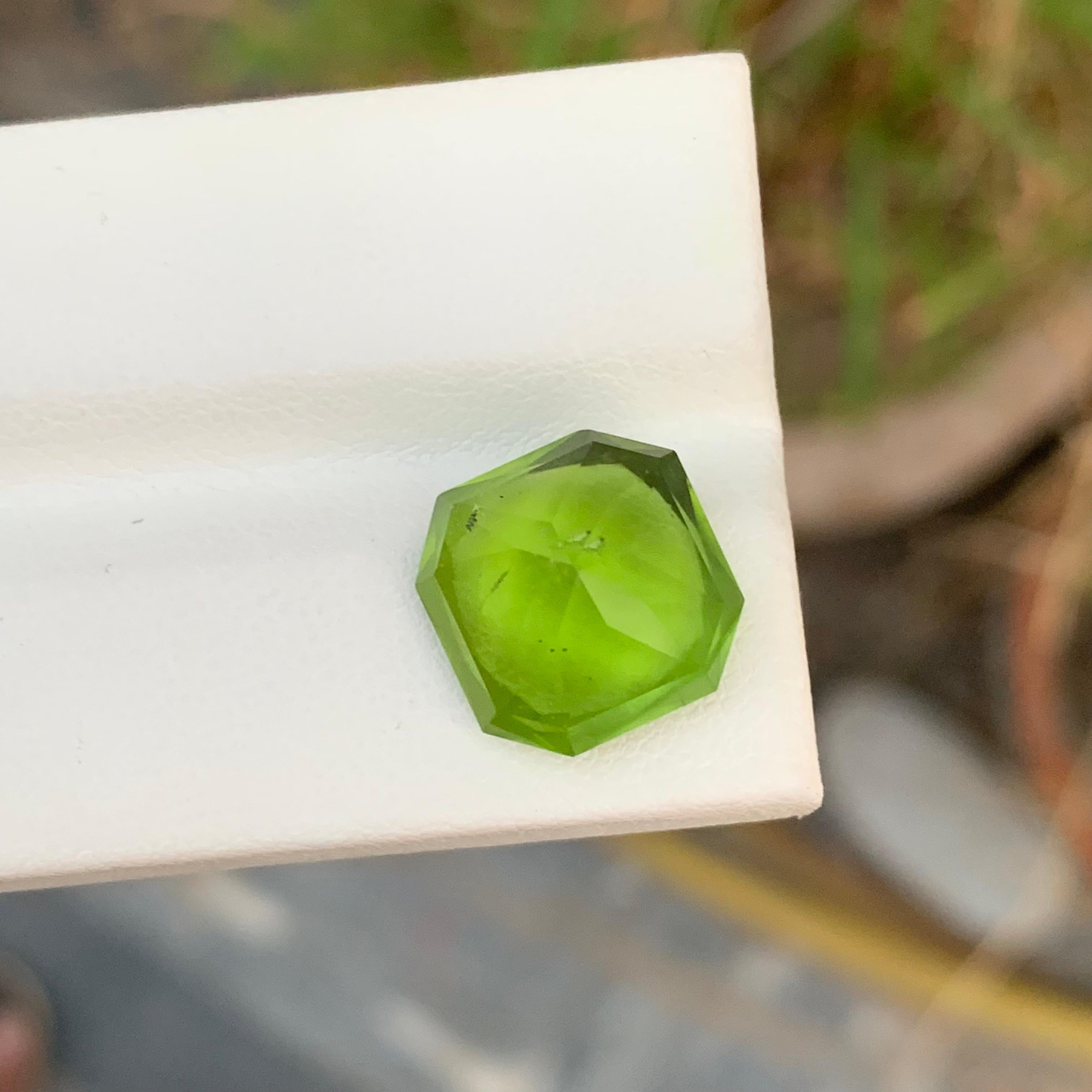 10,20 Karat Oktagonform Peridot Edelstein Pakistan Mine (Achteckschliff) im Angebot