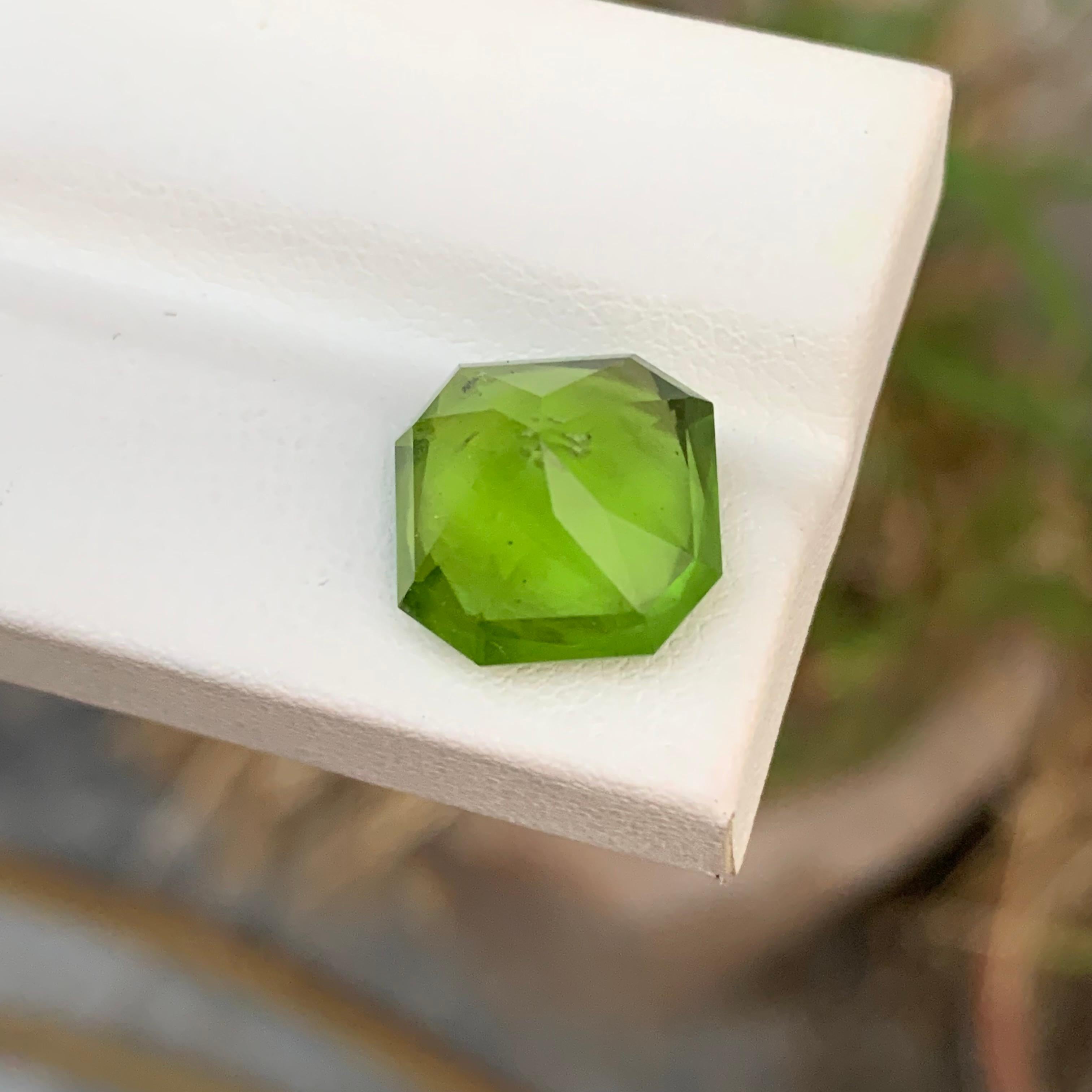 10,20 Karat Oktagonform Peridot Edelstein Pakistan Mine im Zustand „Neu“ im Angebot in Peshawar, PK