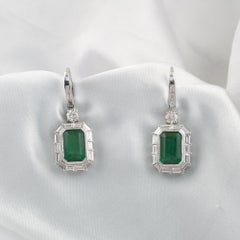 Pendientes colgantes con halo de esmeraldas naturales de 10,20 quilates y diamantes en talla baguette, en oro blanco de 18 quilates