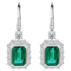 Pendientes colgantes con halo de esmeraldas naturales de 10,20 quilates y diamantes en talla baguette, en oro blanco de 18 quilates