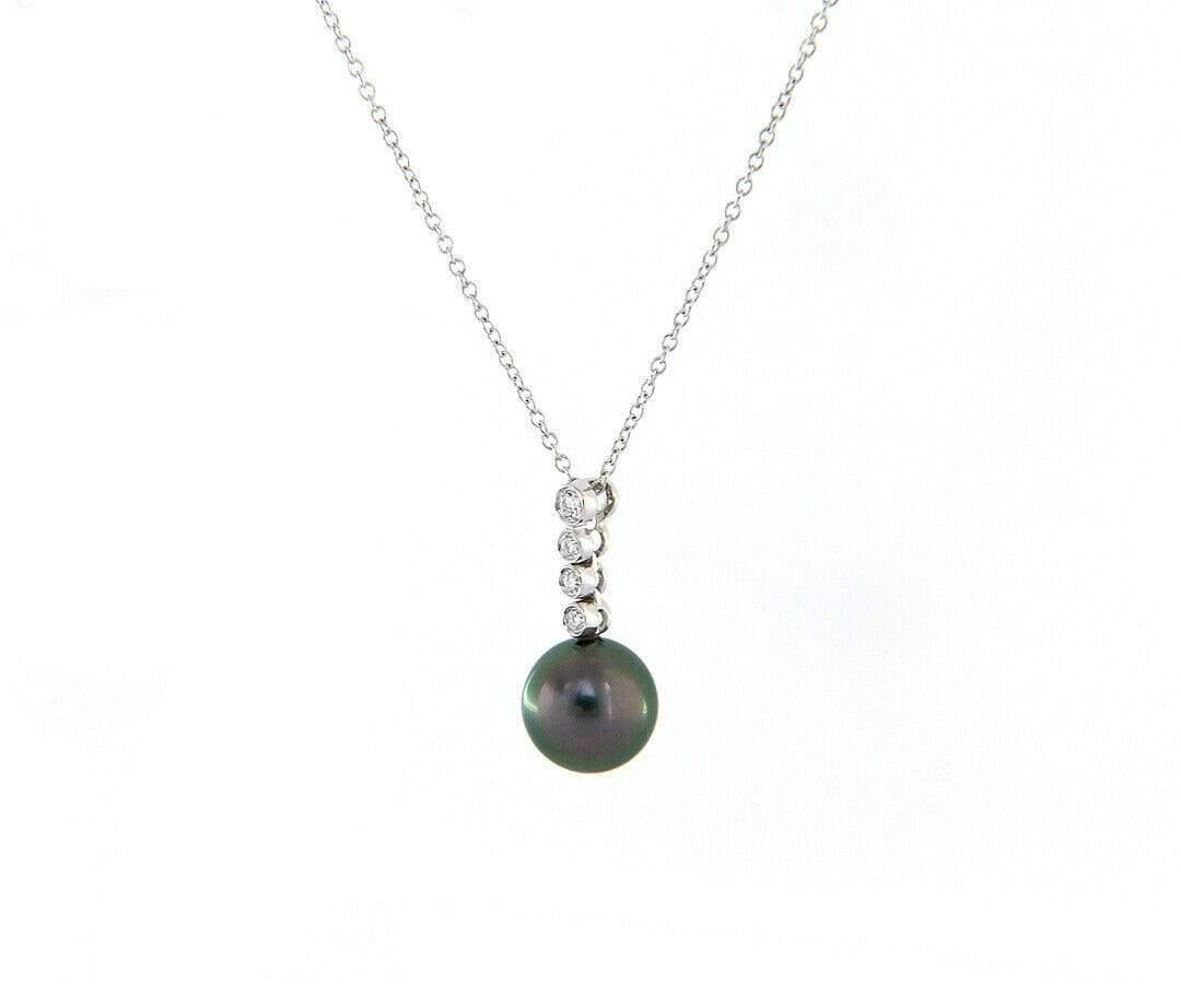 Tahitian Pearl and 0.12ctw Diamond Pendant Necklace in 18K White Gold In Excellent Condition For Sale In Vienna, VA