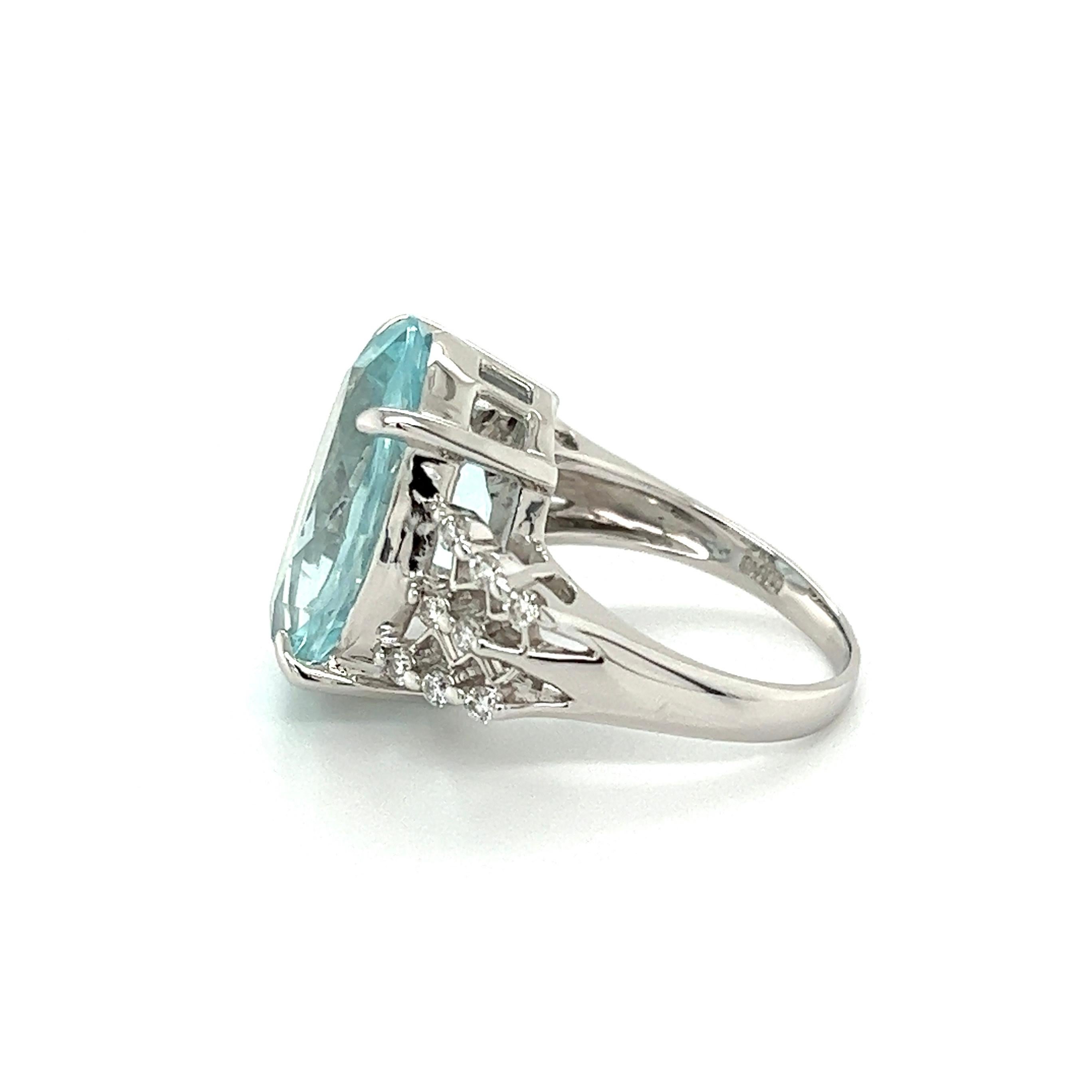 10.21 Carat Oval Aquamarine and Diamond Platinum Ring Estate Fine Jewelry In Excellent Condition For Sale In Montreal, QC