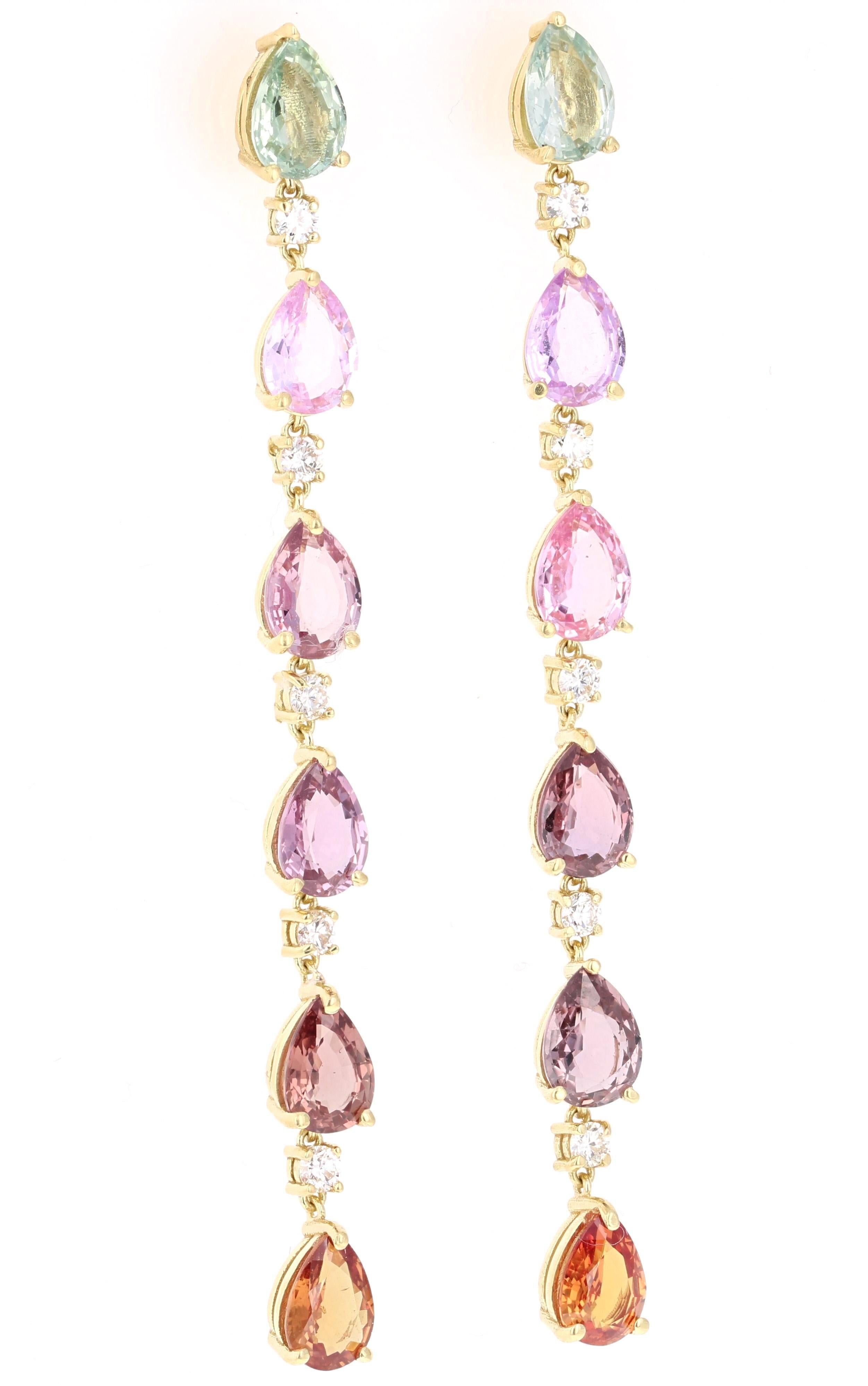 Boucles d'oreilles saphir diamant en or jaune 18 carats, délicates et glamour. 

Les saphirs multicolores pèsent 9,77 carats et 10 diamants ronds pèsent 0,44 carat. (Clarté : VS, Couleur : H)

Les boucles d'oreilles sont serties en or jaune 18