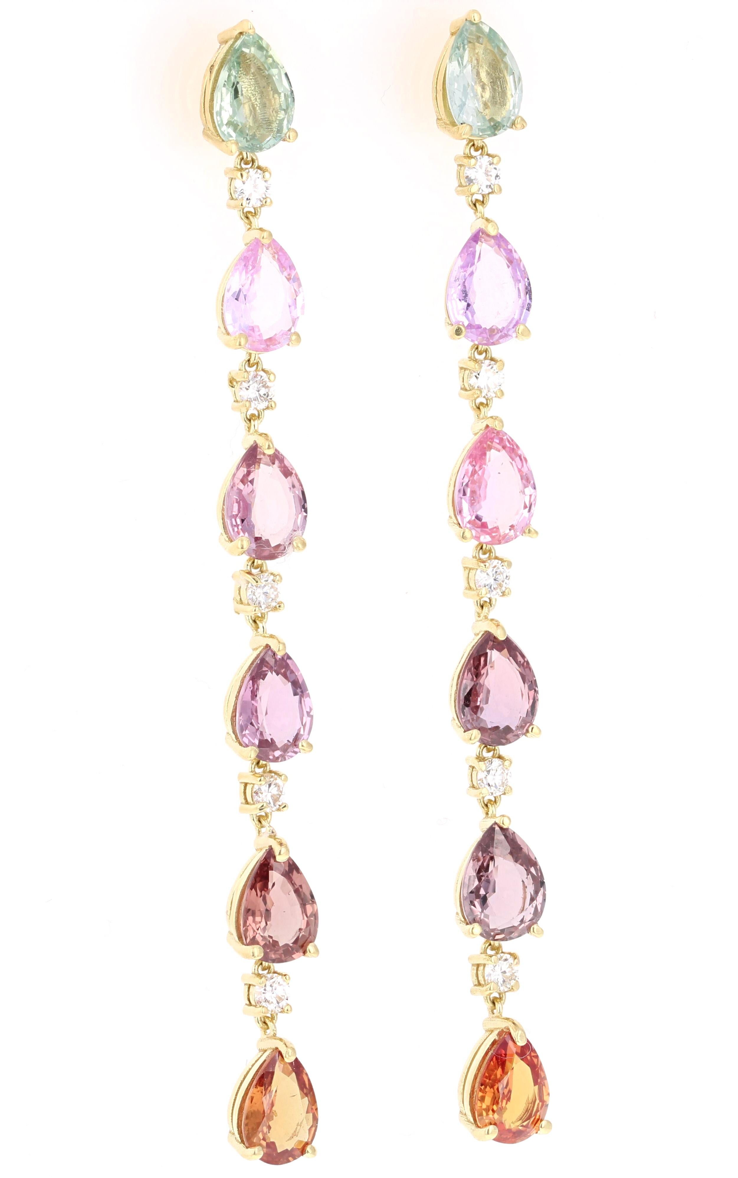 Semplicemente bellissimi, delicati e glamour, gli orecchini con diamante e zaffiro in oro giallo 18 carati. 

Gli zaffiri multicolore pesano 9,77 carati e hanno 10 diamanti taglio rotondo che pesano 0,44 carati. (Chiarezza: VS, Colore: H.)

Gli