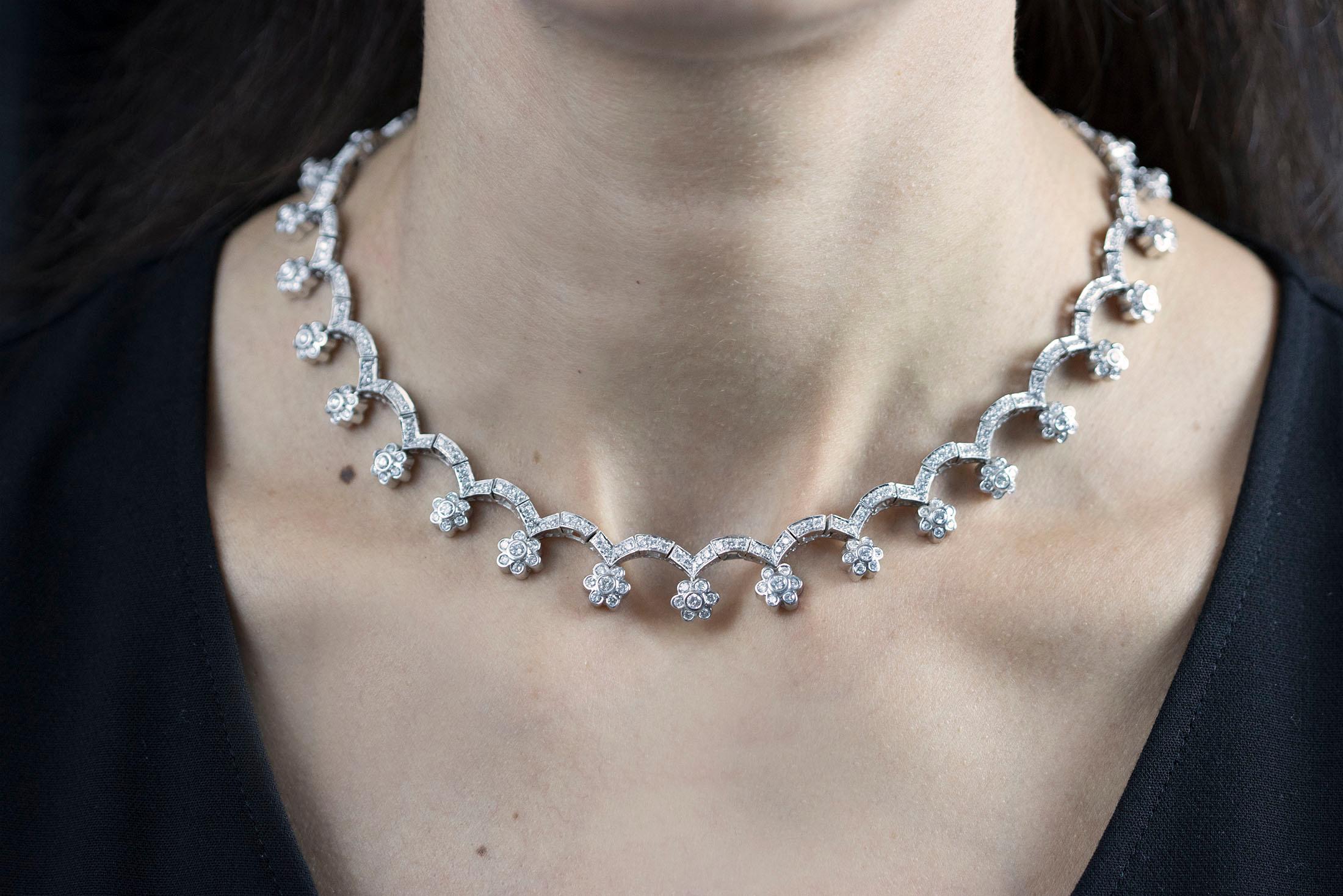 Collier de mode à motif fleuri en diamants ronds de 10,21 carats au total Pour femmes en vente