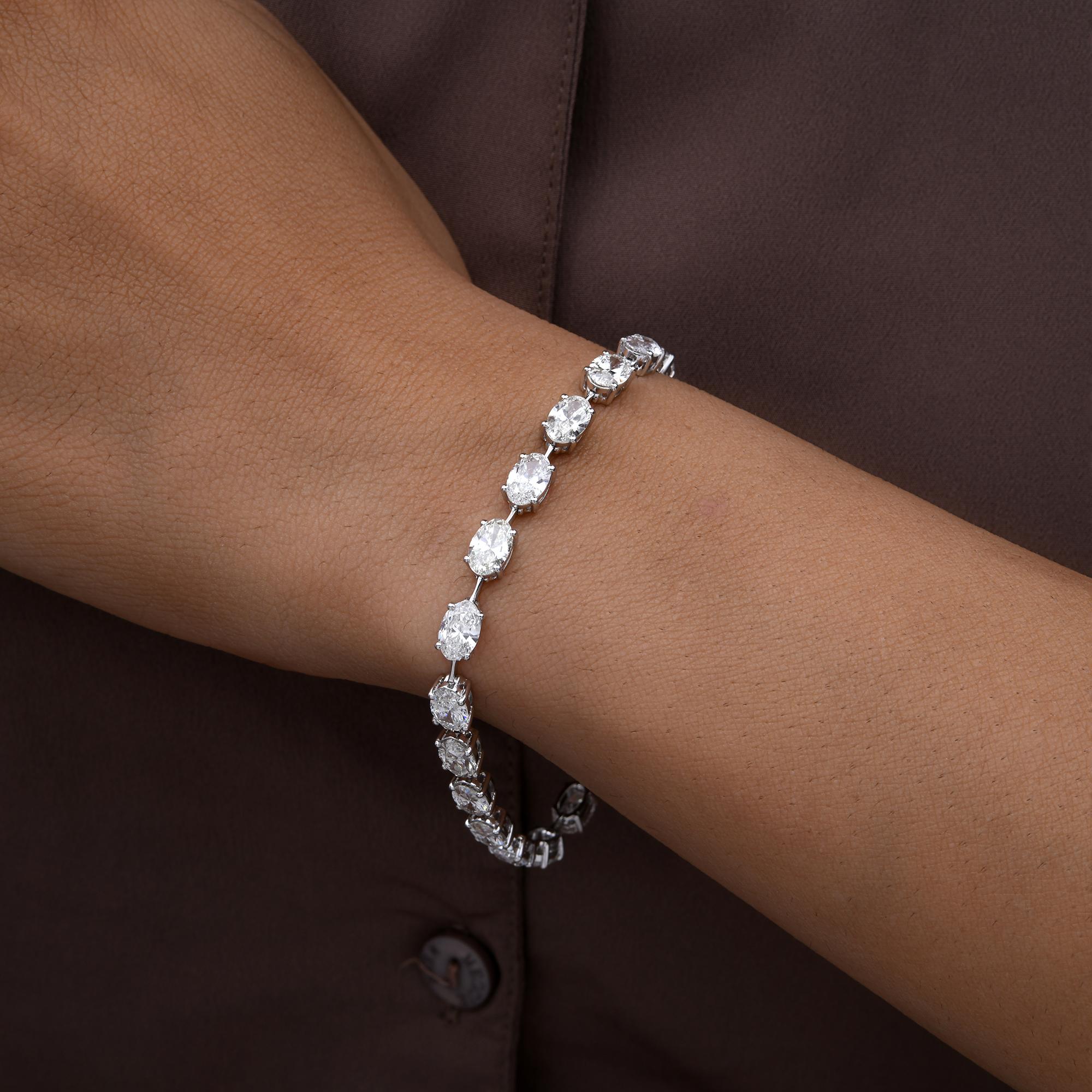Questo bracciale tennis in oro bianco 14 carati con diamanti di 10,22 carati SI/H è caratterizzato da diamanti di taglio ovale incastonati in fila per creare un bracciale tennis di fidanzamento. 
I diamanti sono un simbolo universale di eternità e